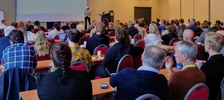 Deltakarar på landbrukskonferansen samla i konferansesalen