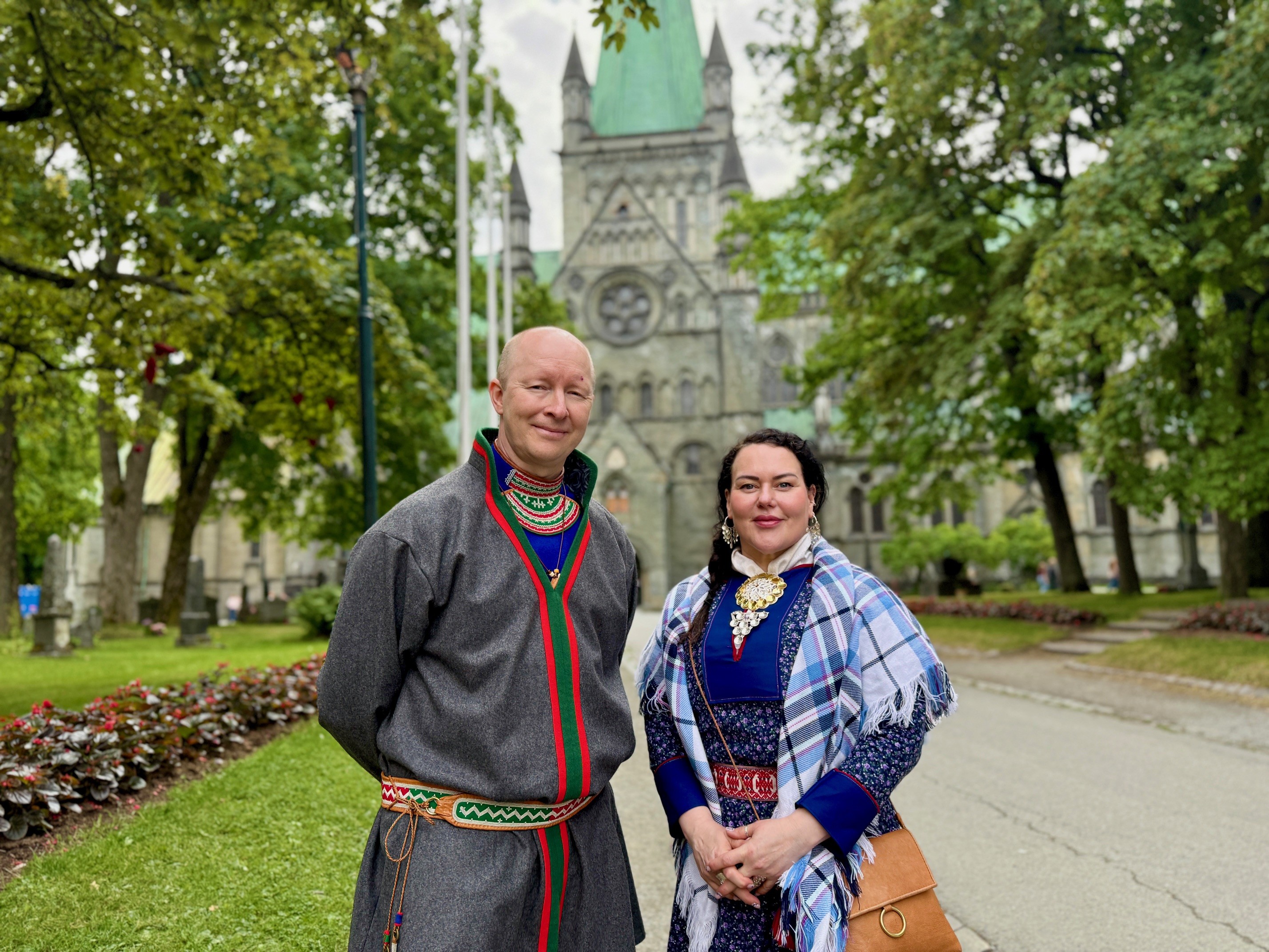 Paul Bendikk Jåma sammen med sametingspresident Silje Karine Muotka under årets Olavsfestdager i Trondheim. Foto: Anne Henriette Nilut / NSR