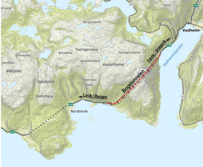 Kart over Bogstunnelen. Tunnelen er merka med raud stipla linje. Kart i grønne og blå farger