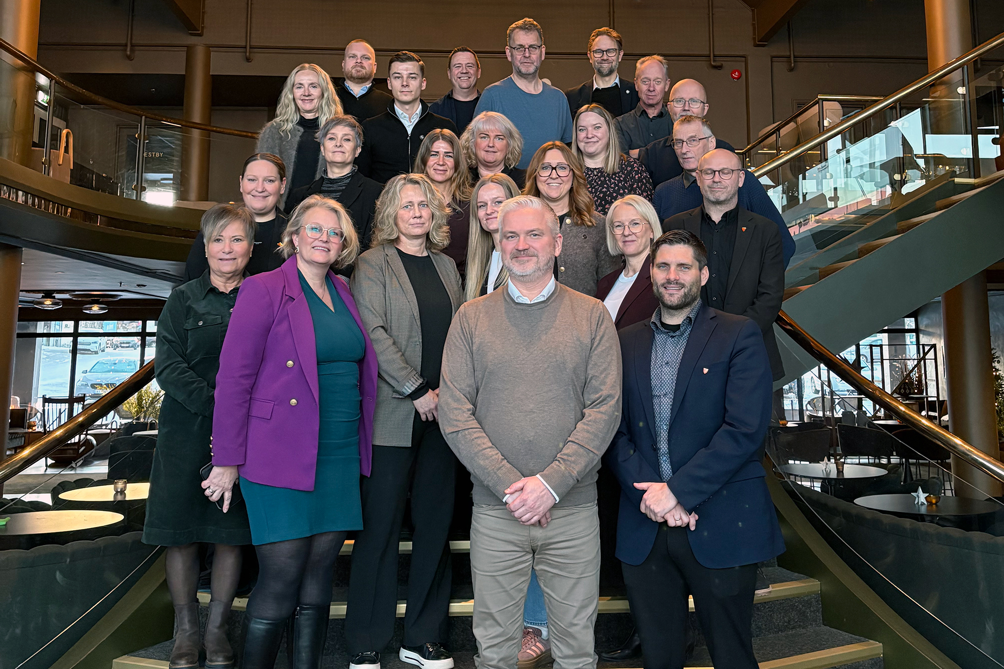 En gruppe mennesker står i en trapp.