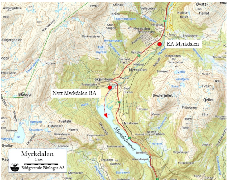 Figur 1: Kartutsnitt frå utsleppssøknaden. Kartet visar plassering av det planlagde nye Myrkdalen reinseanlegg og eksisterande Myrkdalen reinseanlegg lengre opp i dalen. Foto: Voss herad. Kartutsnitt i blå og grøne fargar, med raude pilar som visar noverande reinseanlegg.