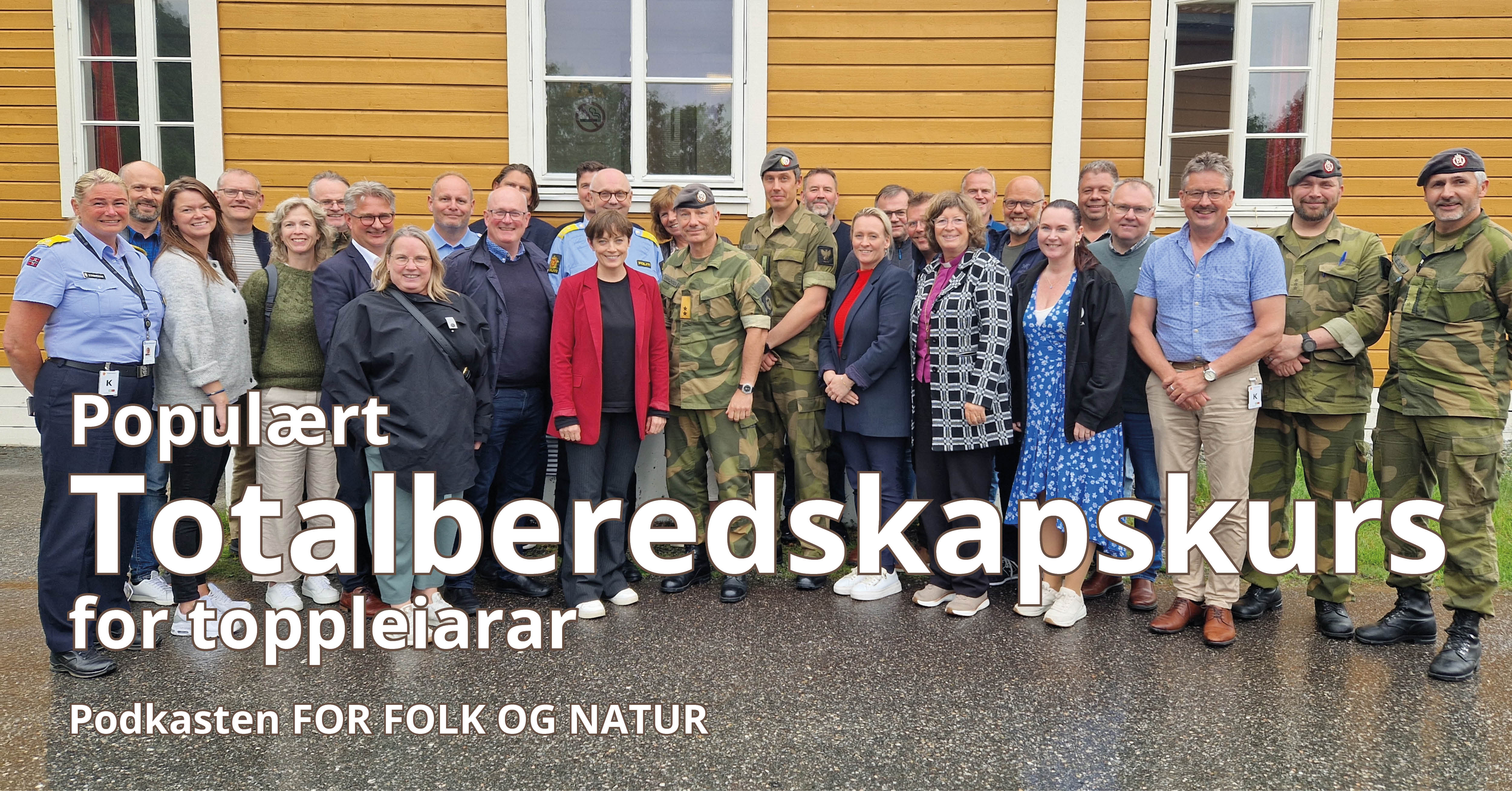 Vi ser første kull av totalberedskapskurset stilt opp utanfor ei av brakkene på Setnesmoen. Dei tre arrangørene står i midten.