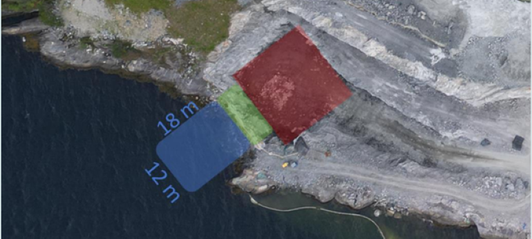 Raudt kvadrat viser kammer som allereie er sprengt, og går ned om lag -10 meter. Blått kvadrat viser flaten som denne søknaden omfattar. Den skal sprengast ned til -12 meter for så å etablere ei flate på -10 meter der det skal etablerast infrastruktur knutt til utsleppssystemet. For å knyte det raude og det blå området saman, skal det grøne arealet også sprengast ut. Foto: Kart frå søknaden / Engebø Rutile and Garnet AS. Figur som viser raudt kvadrat og blått kvadrat.