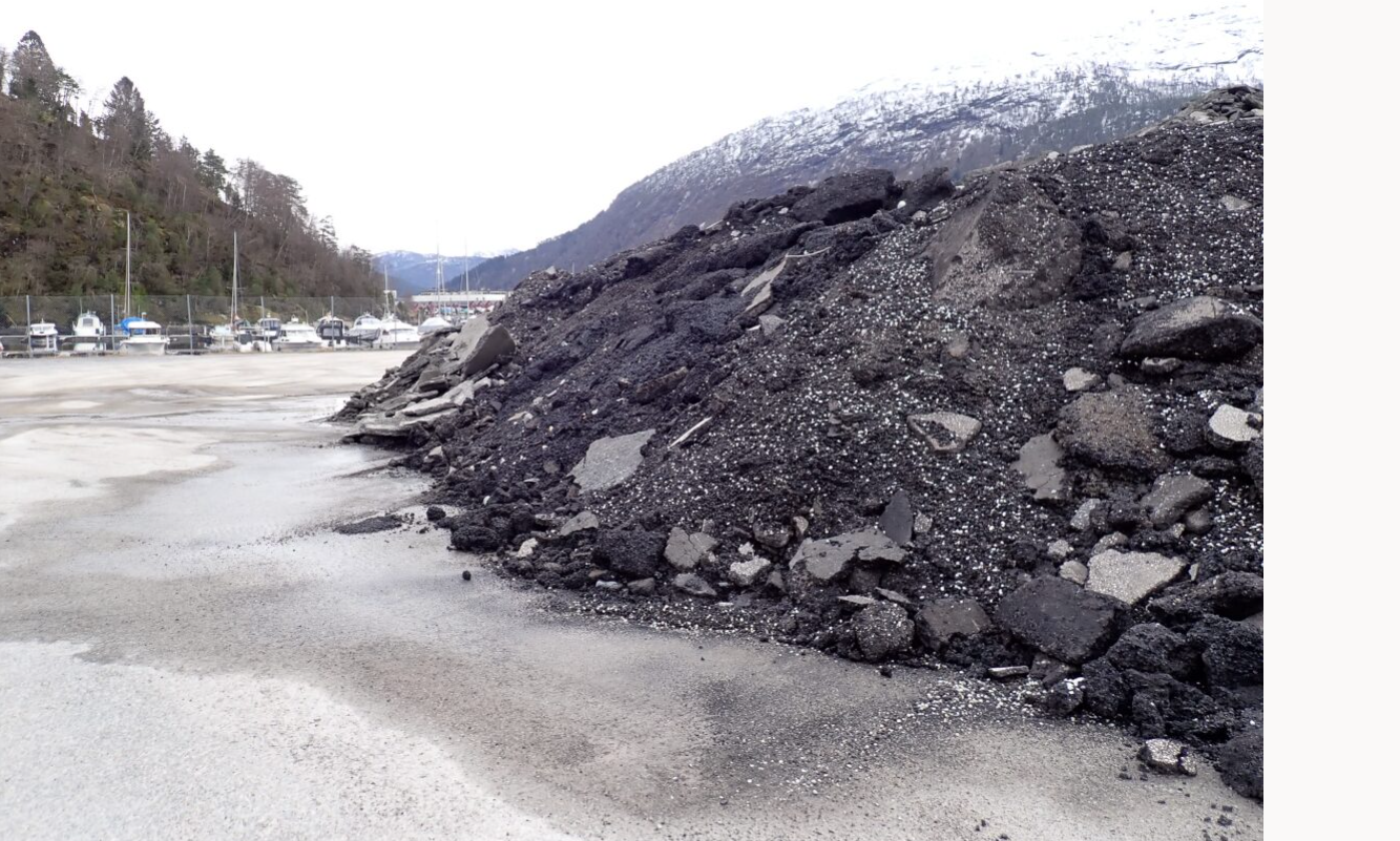 Ein haug med returasfalt ved eit asfaltverk. Foto: Statsforvaltaren i Vestland