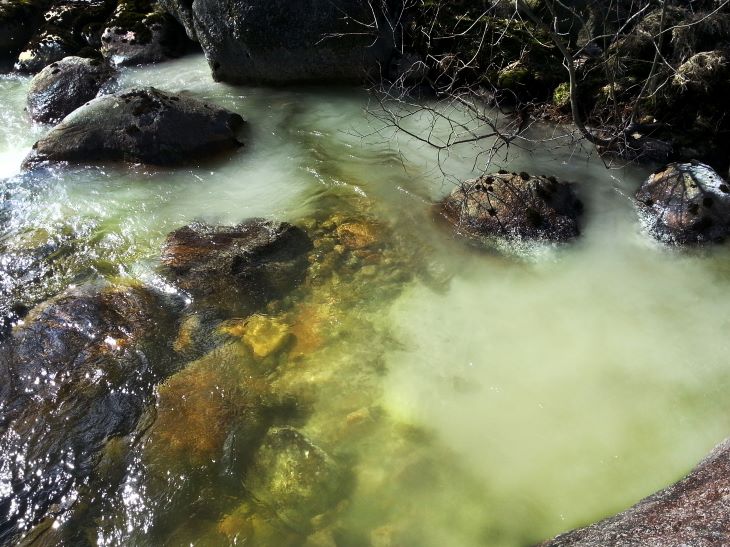 Kalken slippes gjerne ut der det er små stryk eller fossefall, slik at innblandingen i vannmassene blir god. Foto: Ørjan Simonsen/Fylkesmannen i Rogaland 