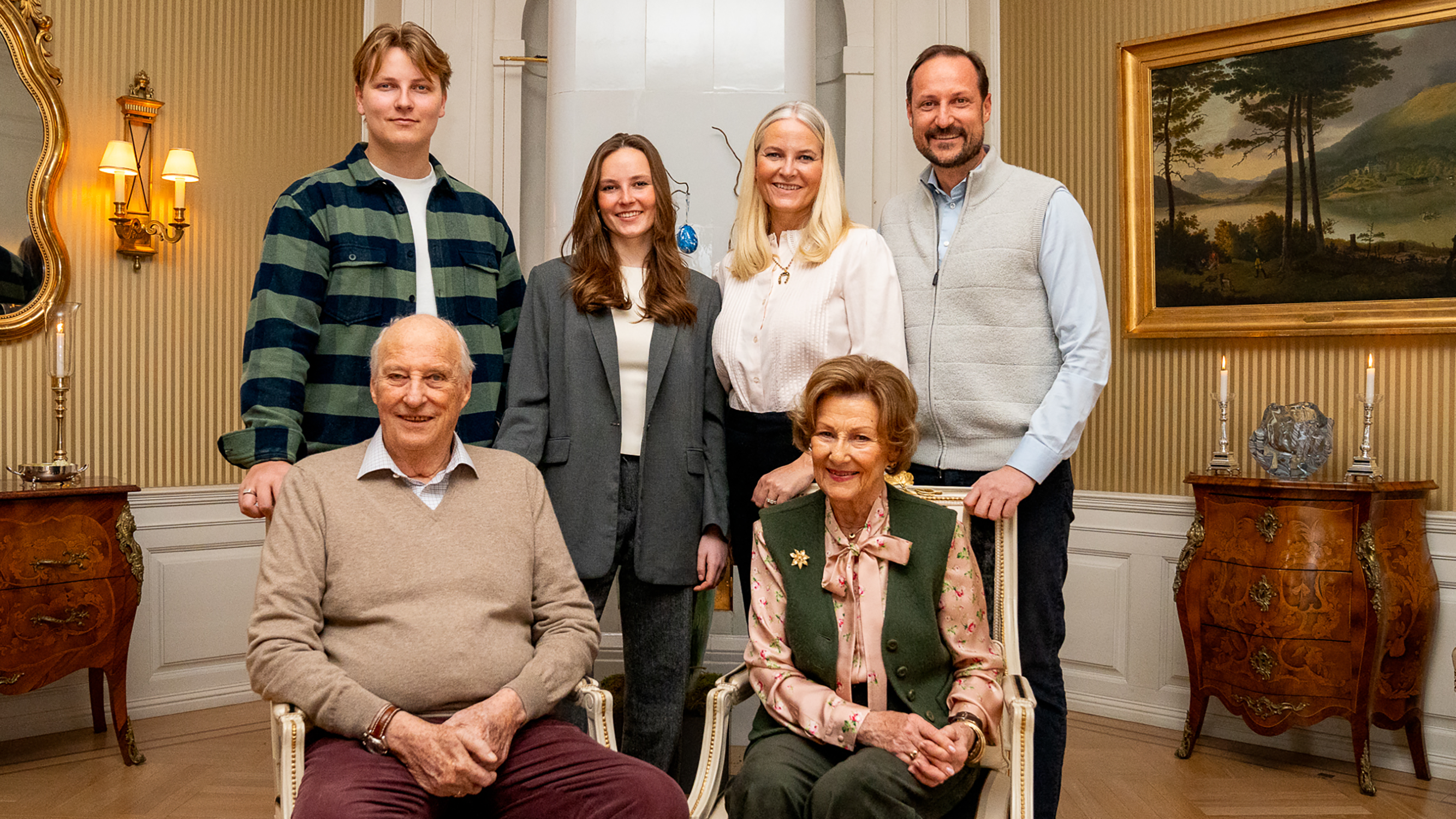 Både Kongeparet og Kronprinsfamilien kjem til Stavanger 4. juli. Foto: Simen Løvberg Sund / Det Kongelege Hoffet. Biletet viser tre generasjonar kongelege; kongeparet, kronprinsparet – og prinsen og prinsessa.