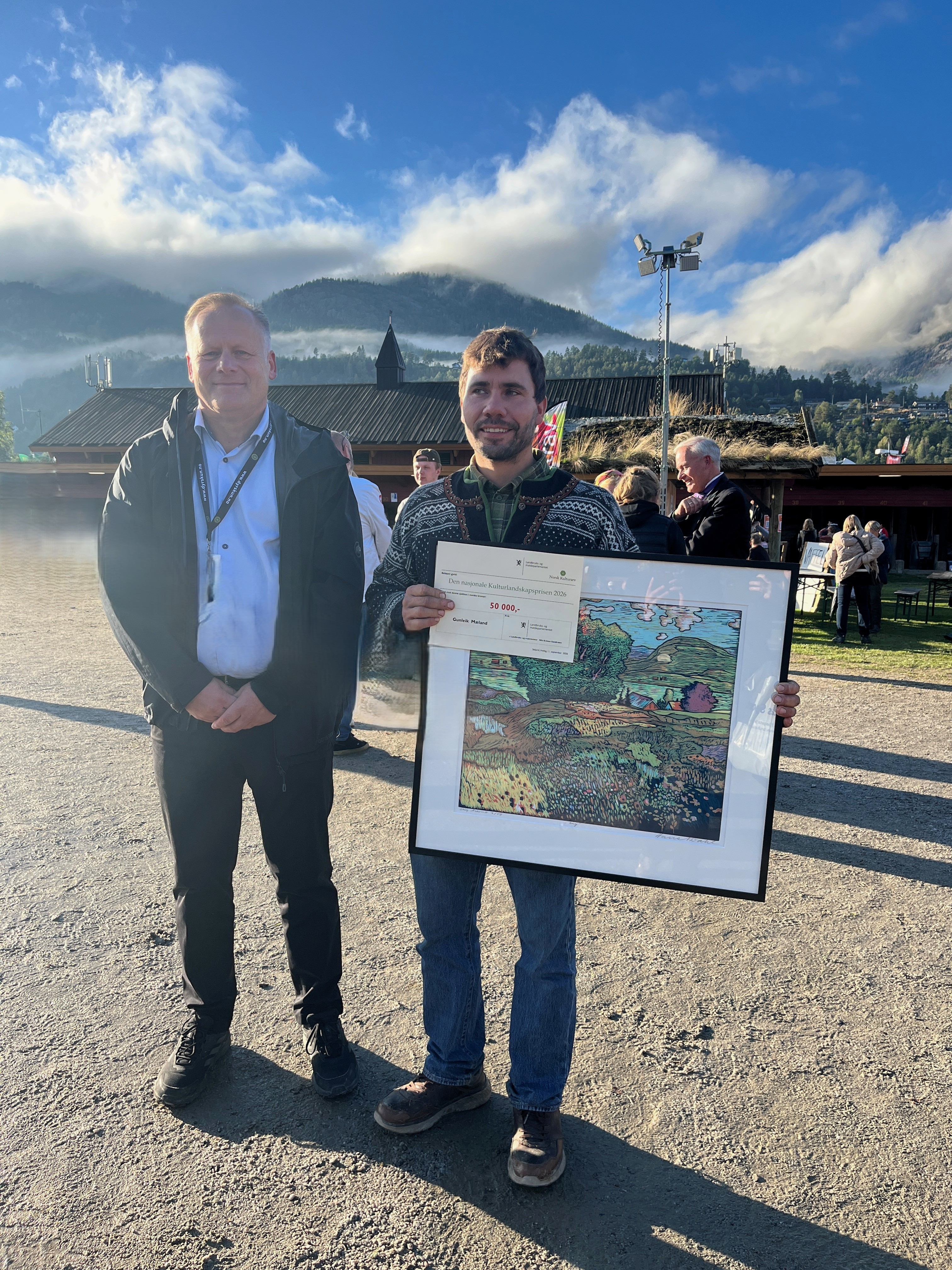 Gunleik Mæland, vinner av kulturlandskapsprisen, og statsforvalter Trond Rønningen. Foto. 