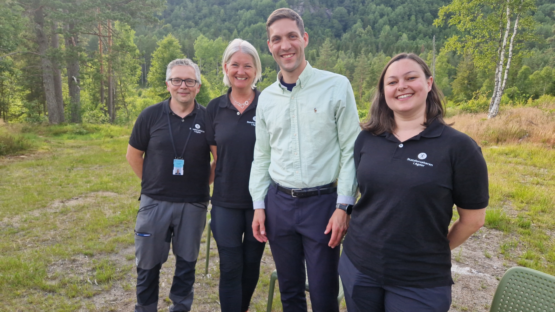 En fornøyd statsråd Andreas Bjelland Eriksen ved åpningen av Morkheia naturreservat i Gjerstad kommune. Her sammen med miljøverndirektør Gunnar O. Lindaas, fungerende statsforvalter Kari Ø. Schelderup og rådgiver Eleanor M. Charnock. Foto: Arild Pfaff, Statens naturoppsyn. En fornøyd statsråd Andreas Bjelland Eriksen ved åpningen av Morkheia naturreservat i Gjerstad kommune. Her sammen med miljøverndirektør Gunnar O. Lindaas, fungerende statsforvalter Kari Ø. Schelderup og rådgiver Eleanor M. Charnock.