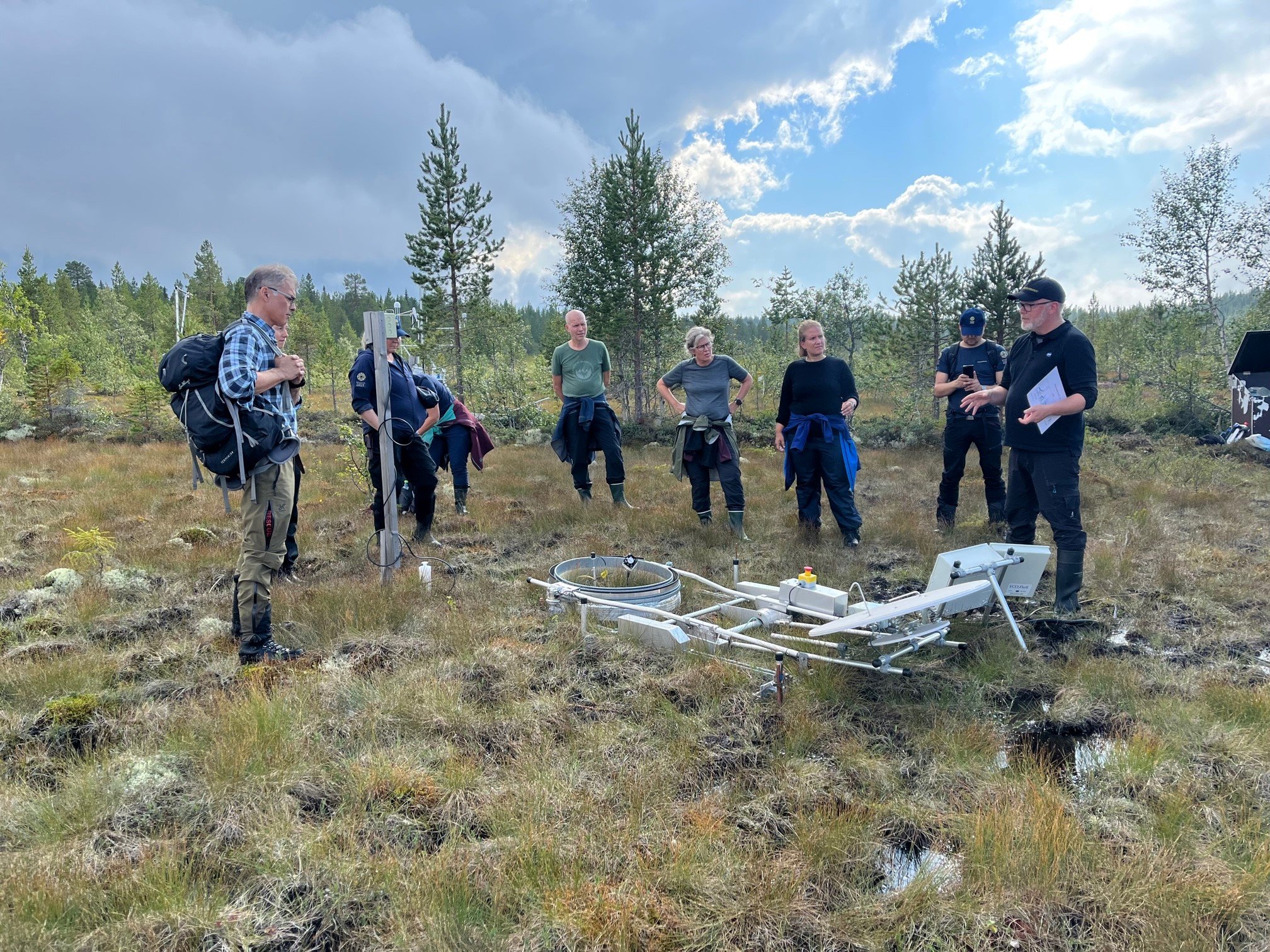 gruppe mennesker i naturreservat