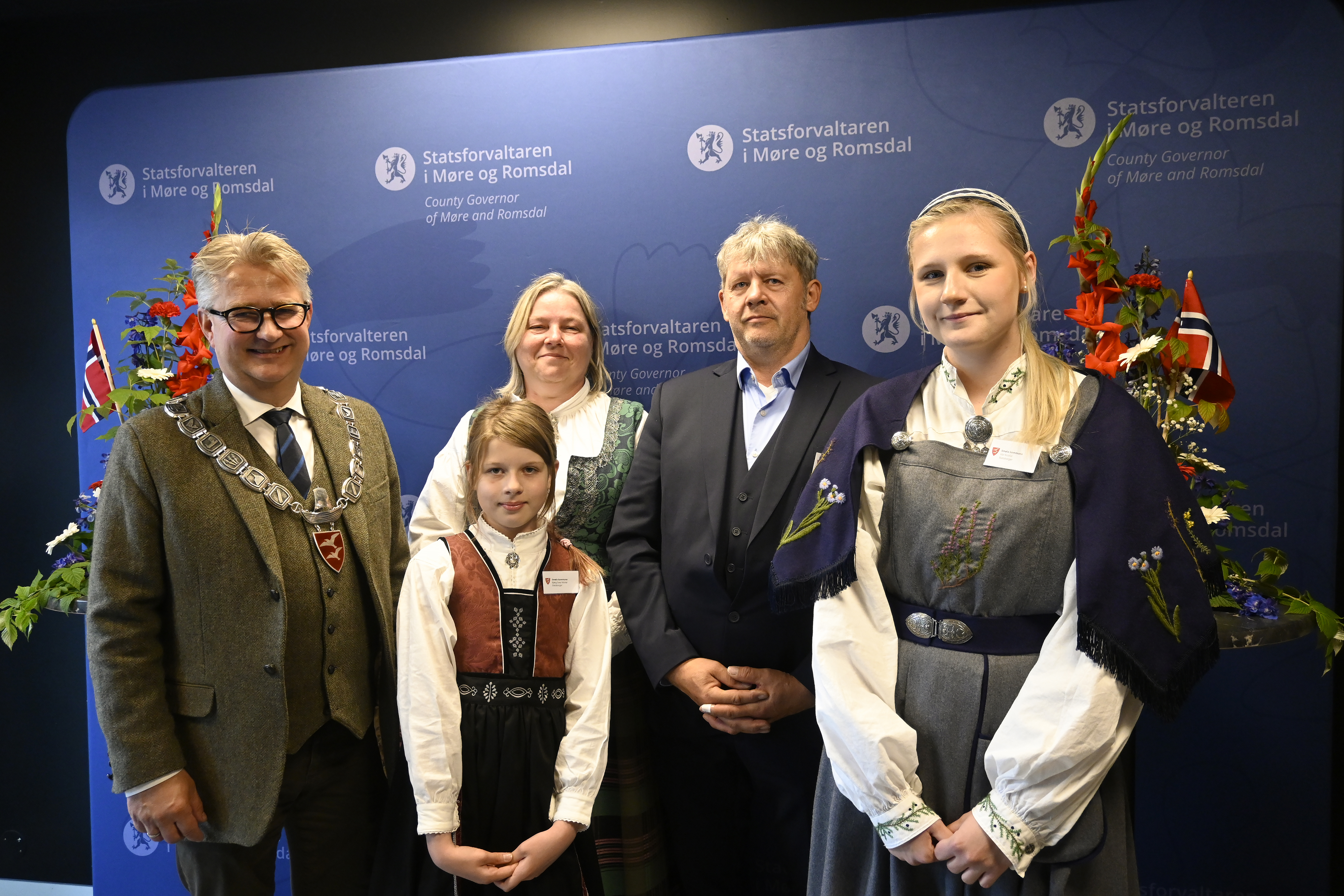 Foto av Ordførar Svein Roksvåg og familien Nicolai