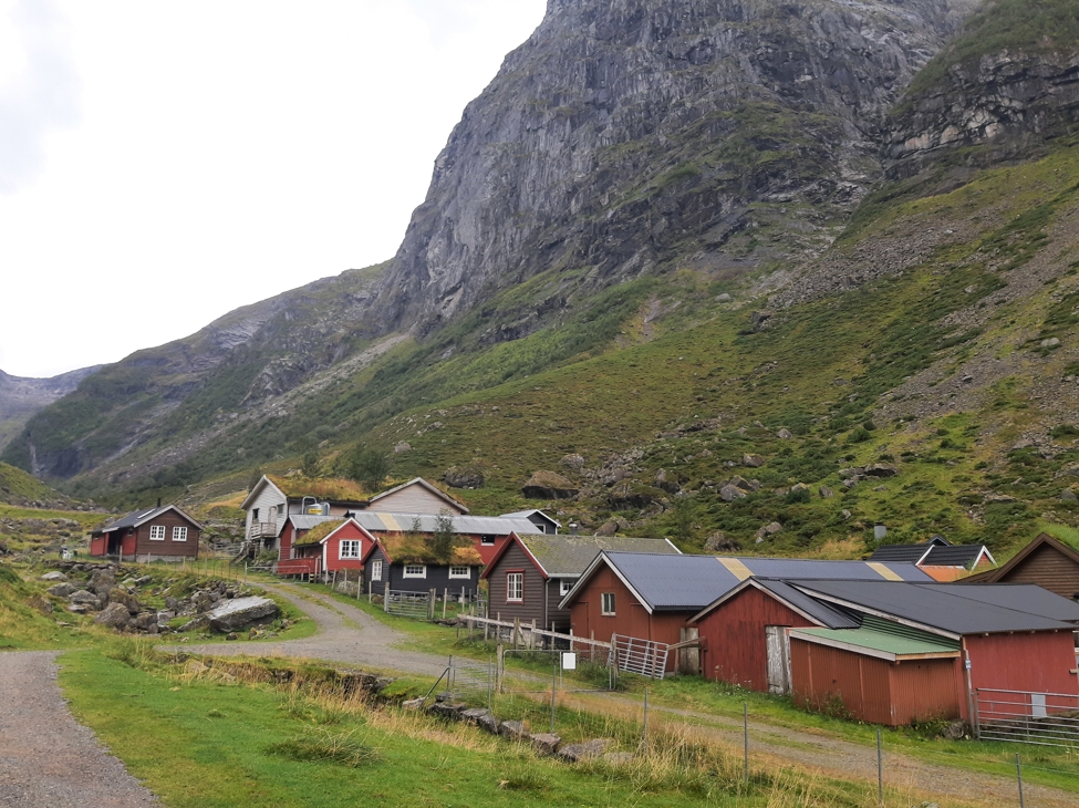 Mange små hus i ei klynge i en fjelldal