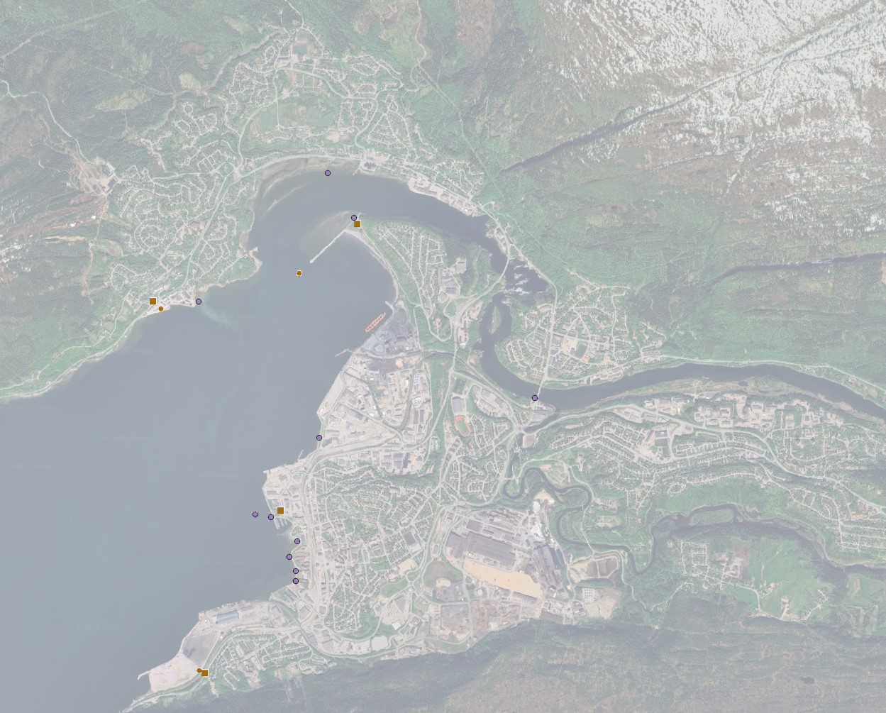Oversikt over omsøkte utslippspunkter for utslipp av urenset avløpsvann. Dagens avløpsanlegg er markert med brun firkant, og planlagte utslipp er makert med lilla prikk. Satelittfoto som viser en fjord og landområder med bebyggelse, grønne arealer og fjell. Langs fjorden er det lagt inn flere prikker.
