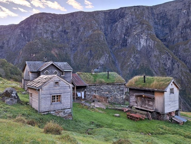 Bilde av den freda høgdegarden Ormeli i Luster