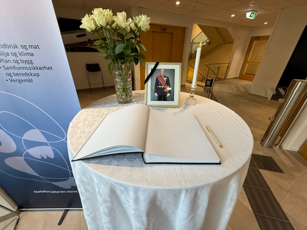 Bilde av kondolanseprotoll hos statsforvalterens kontor i Skien. Foto. 
