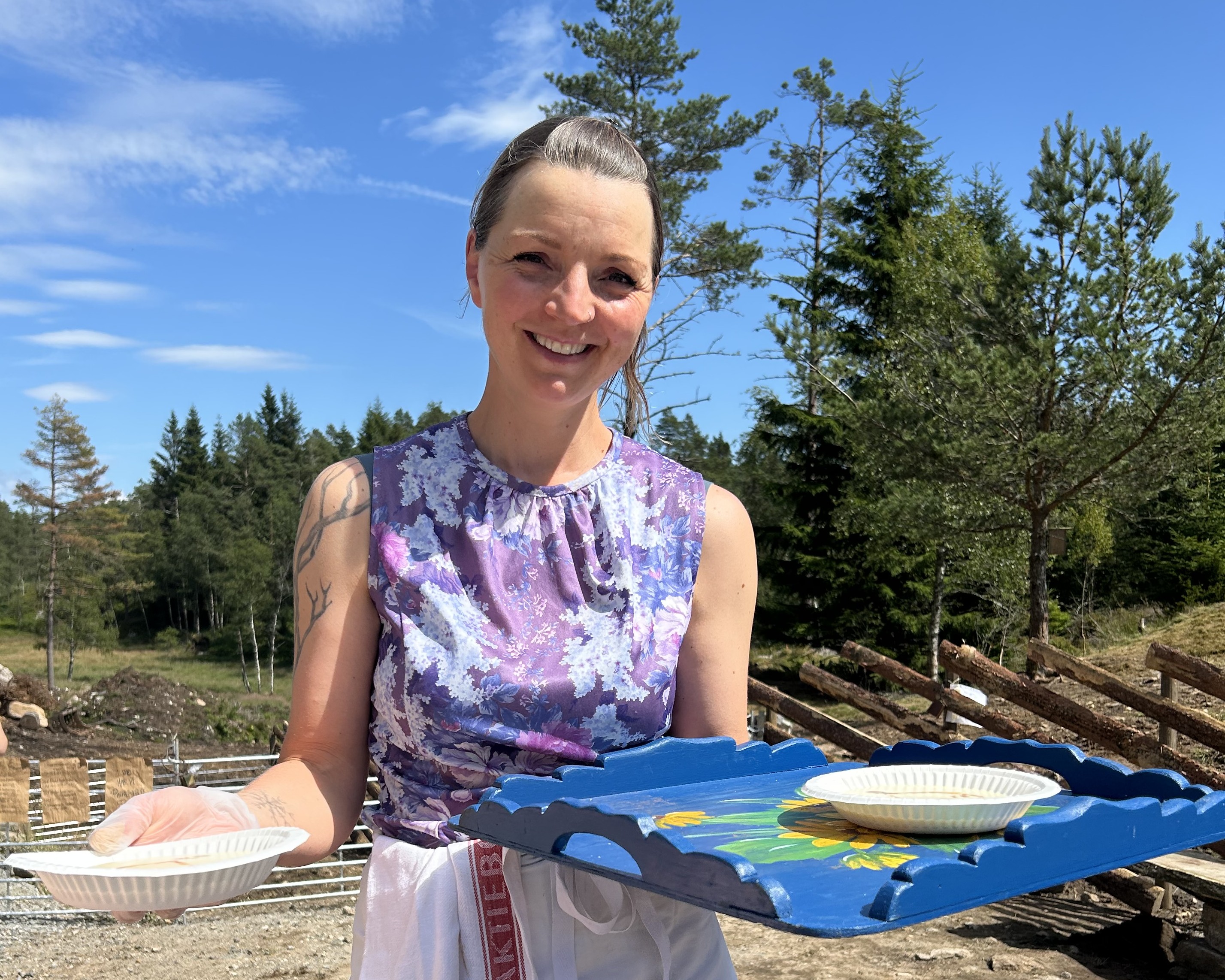 Budeia på heia, Margaretha Krug Aase, ønsker velkommen til Hageheistølen. Her serverer hun rømmegrøt laget på geitmelk til gjester. Foto: Solfrid Mygland / Statsforvalteren i Agder.