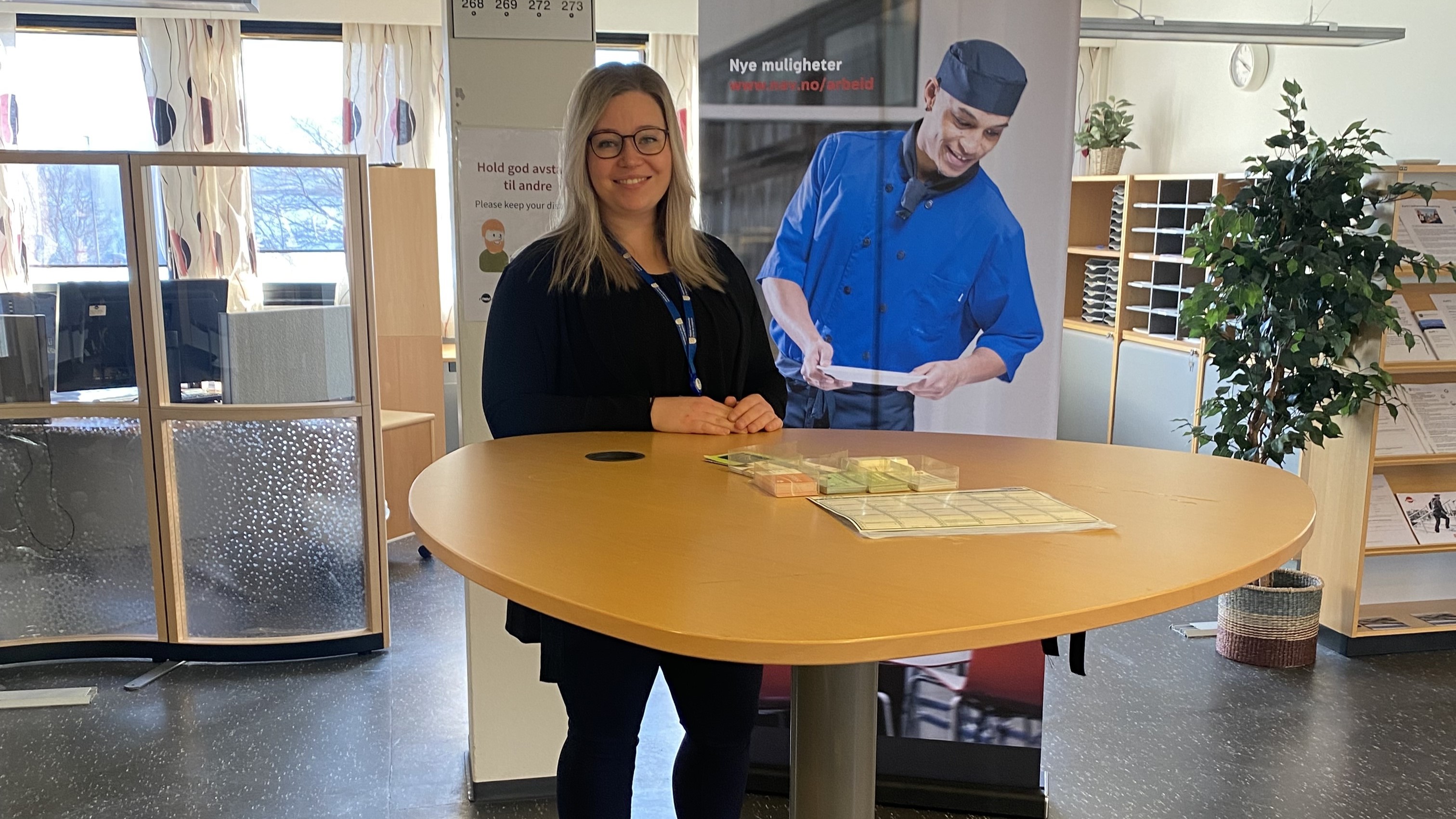Kaja Hovden er familiekoordinator i NAV Hadsel. Foto: Ine Helene Eilertsen. Kvinne i kontorlandskap