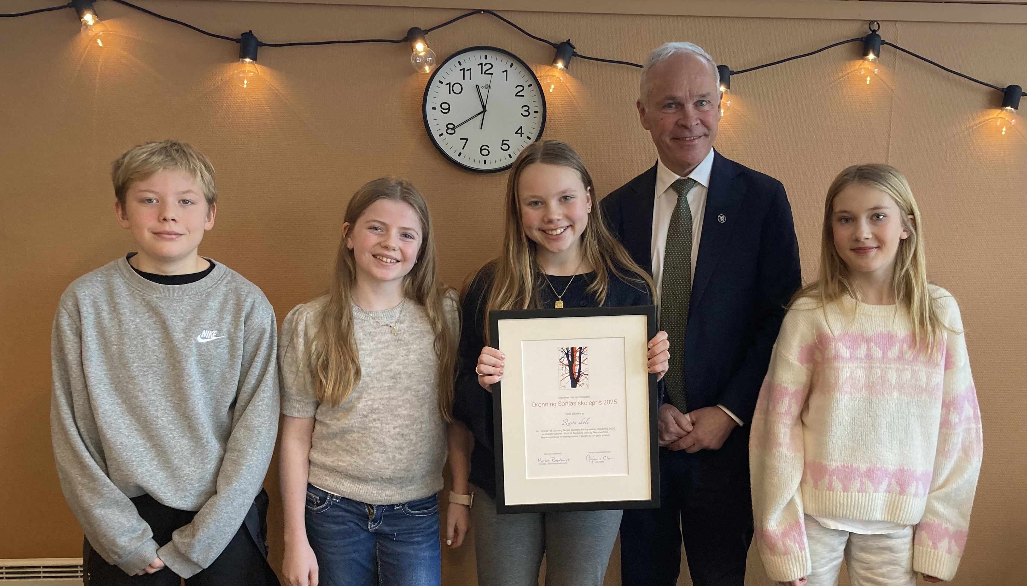 Rasta skole: Statsforvalter Jan Tore Sanner og elevrådsrepresentantene Henrik Vierli, Agnes Skjellevik Eskelund, Ella Vold Eide og Sofie Beck.