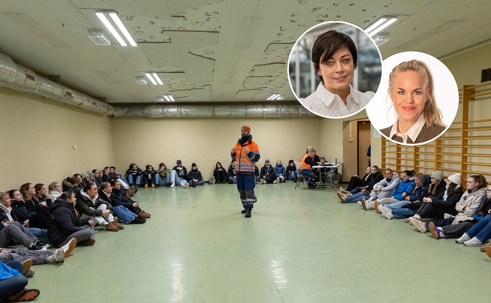 Ungdommer sitter langs veggene i et rom. En mannlig instruktør i Sivilforsvarets uniform står midt i rommet.