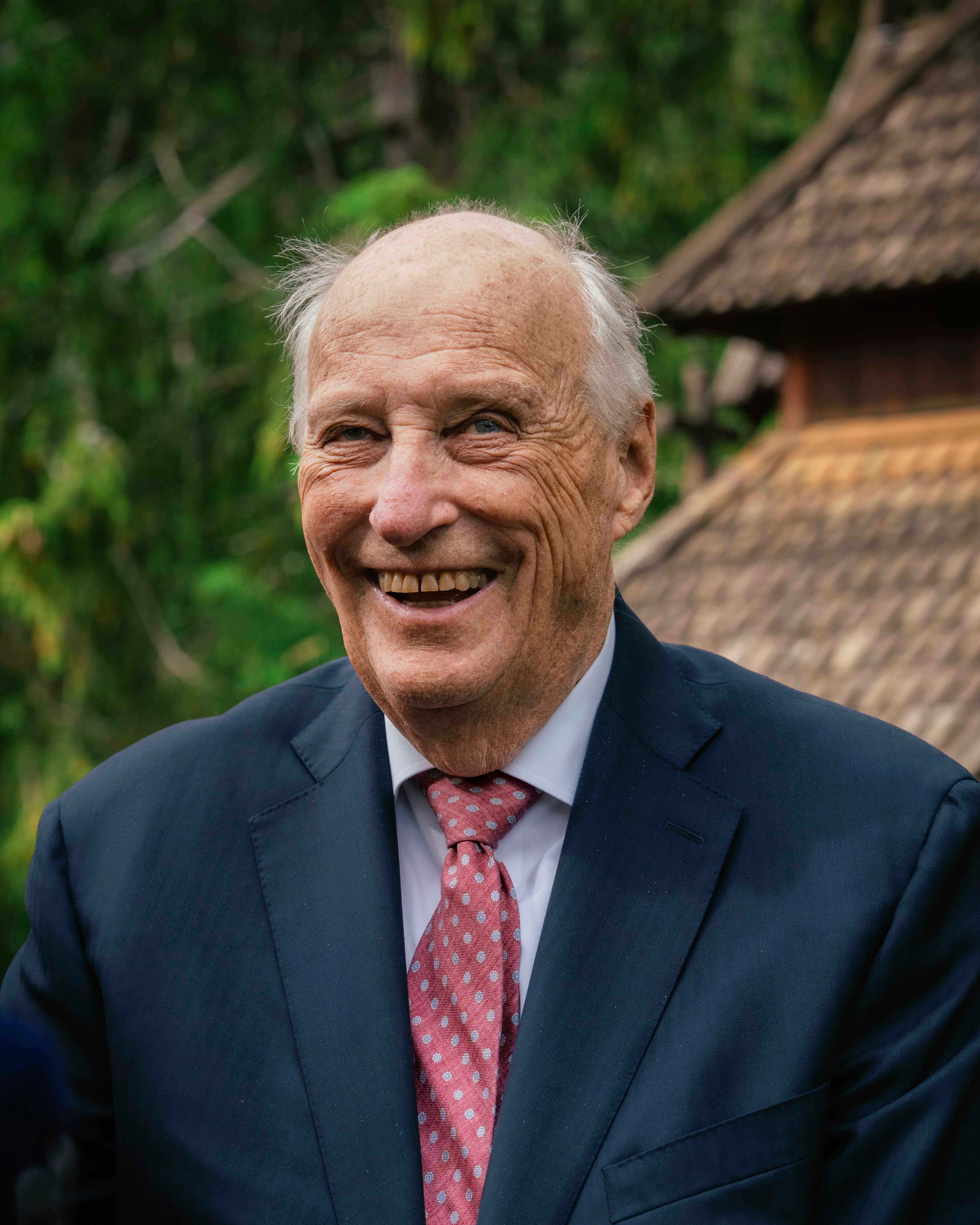 Portrett av Kong Harald ved Savjord stavkirke i Beiarn kommune 9. juni 2026.