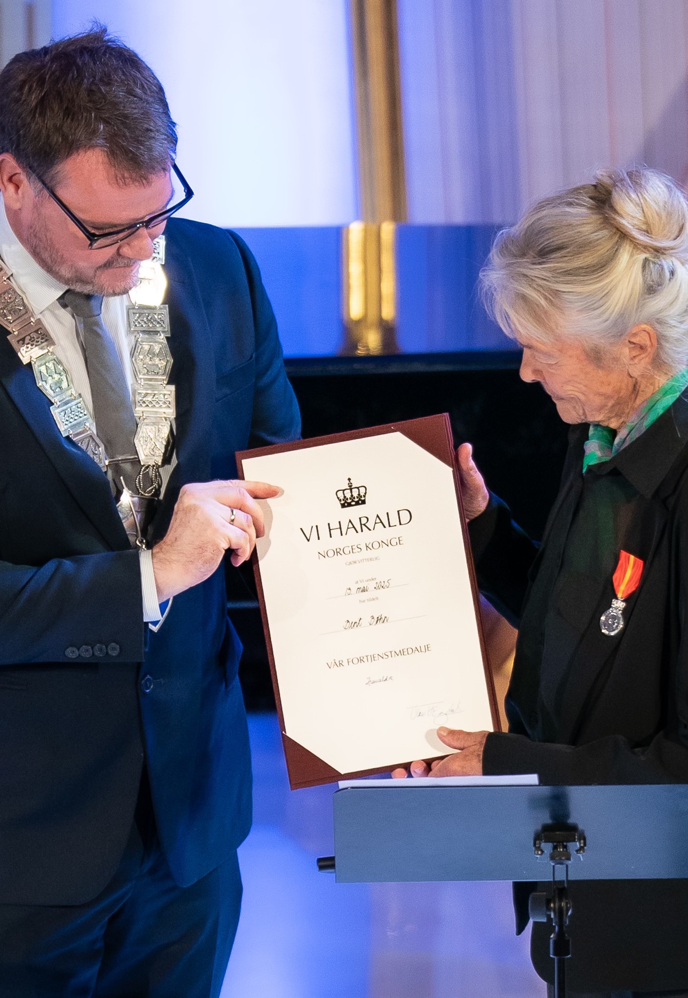 Ordførar i Aure kommune, Henning Torset, overrekker Kongens Fortjenstmedalje til Berit Bøhn under Trondheim Kammermusikkfestival.