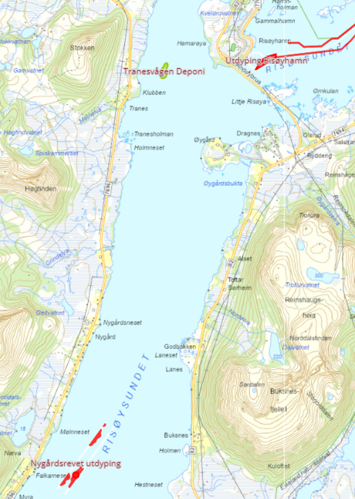 Kartillustrasjon som viser planlagte utdypingsområder ved Risøyhamn og Nygårdrevet i rød skravur. planlagt deumpeområde i grønn skravur.