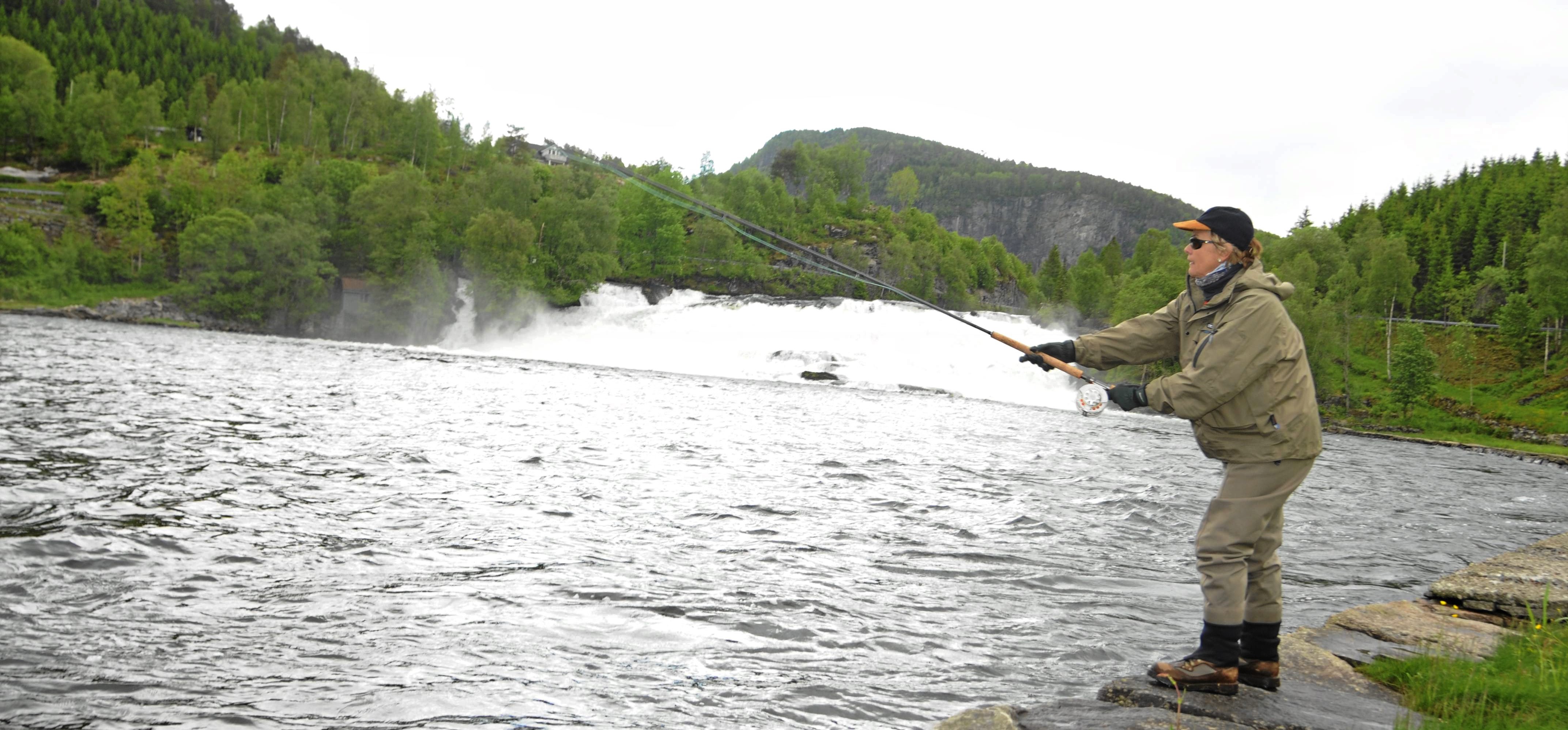 Person som fisker fra land 
