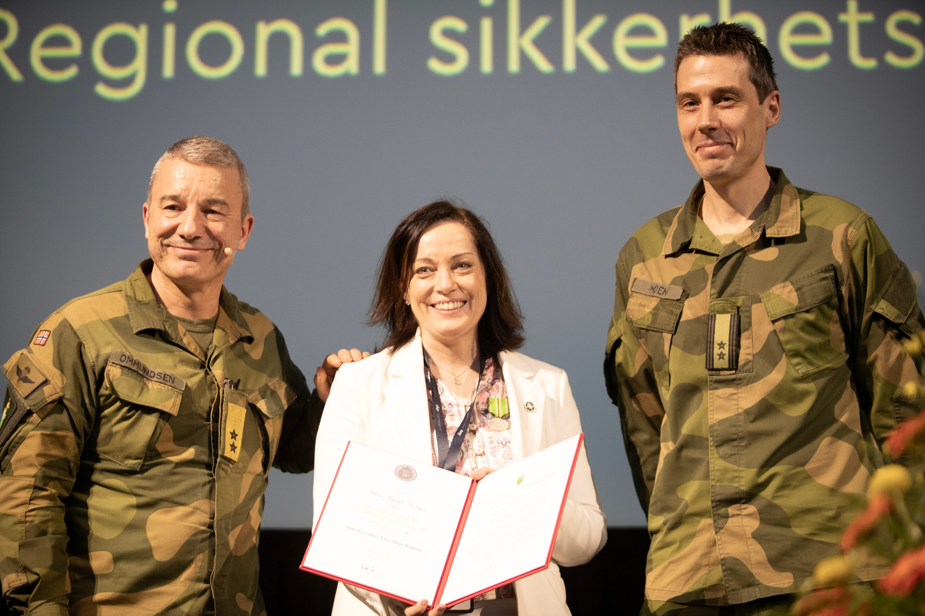 Else-May Botten i lag med sjef Heimevernet generalmajor Frode Ommundsen og Sjef HV11, Richard Moen.