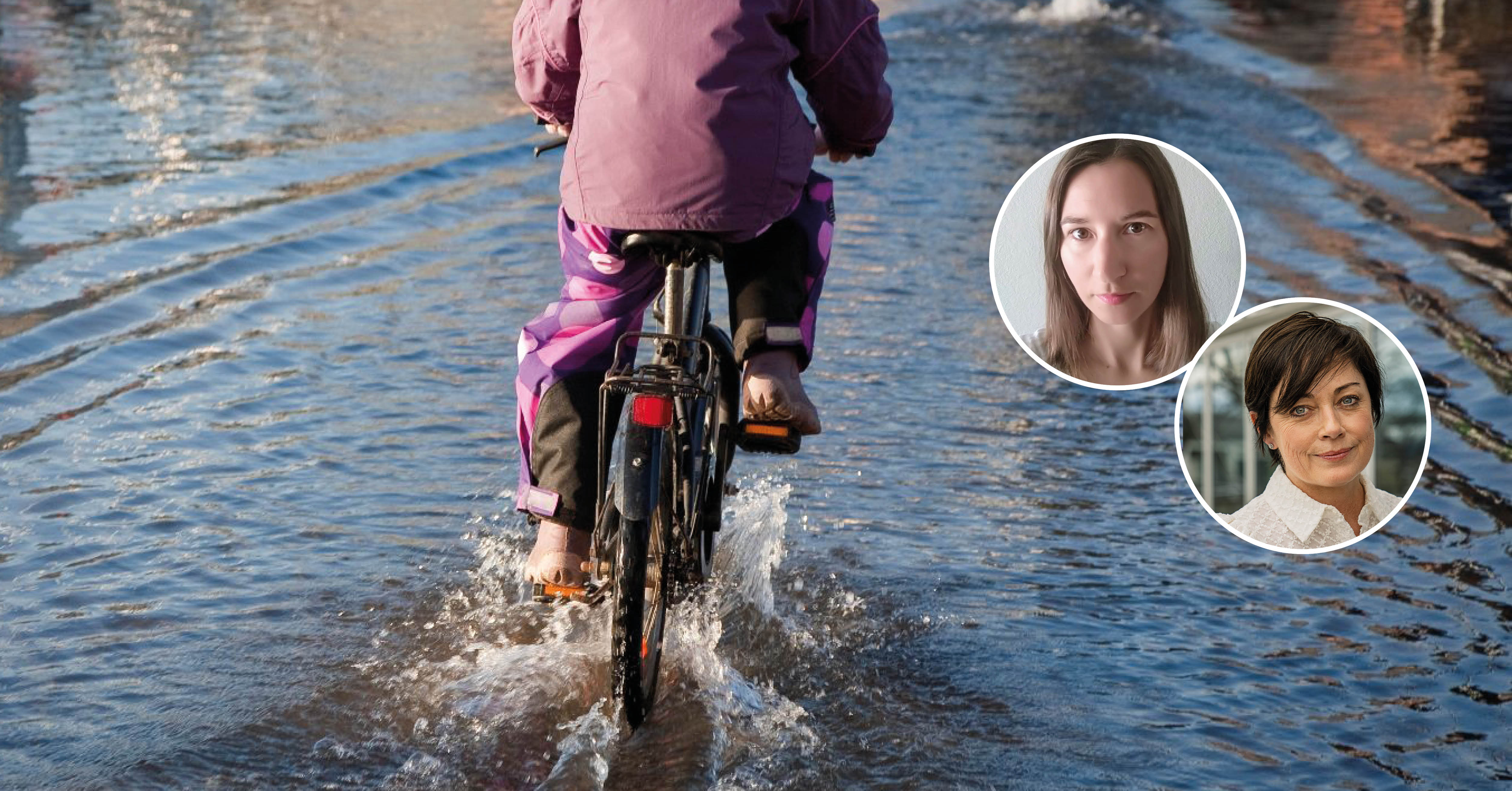 Eit barn syklar gjennom ein stor dam med vatn.