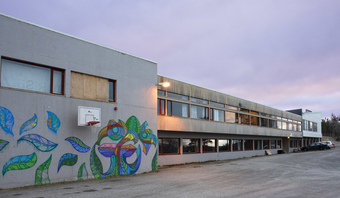 Drag skole - Hamarøy kommune Foto: Svetlana Gracheva / Hamarøy kommune . Fotografi av Drag skole i Hamarøy.