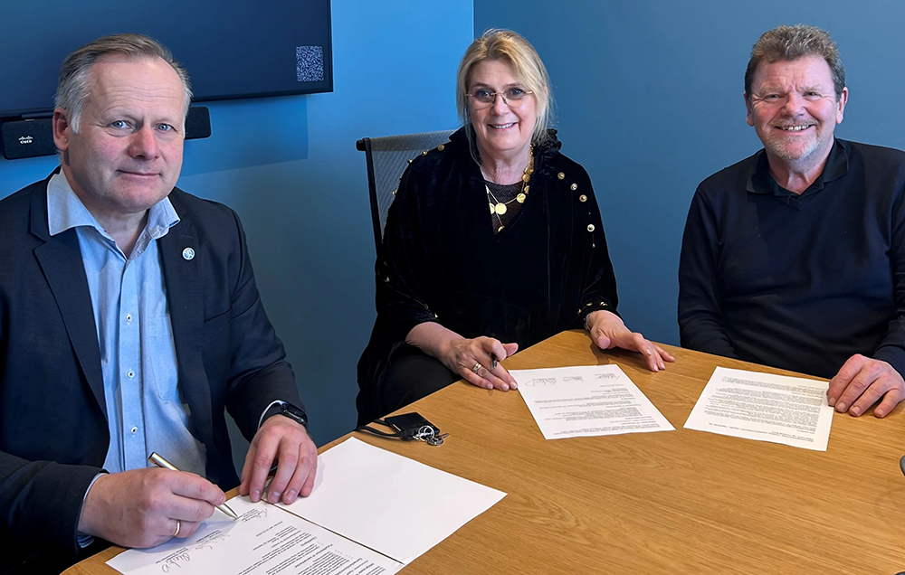 Bildet viser statsforvalteren i Vestfold og Telemark Trond Rønningen, statsforvalteren i Agder Gina Lund og direktør i Husbanken Sør Øystein Djupedal som har signert avtalen. 
