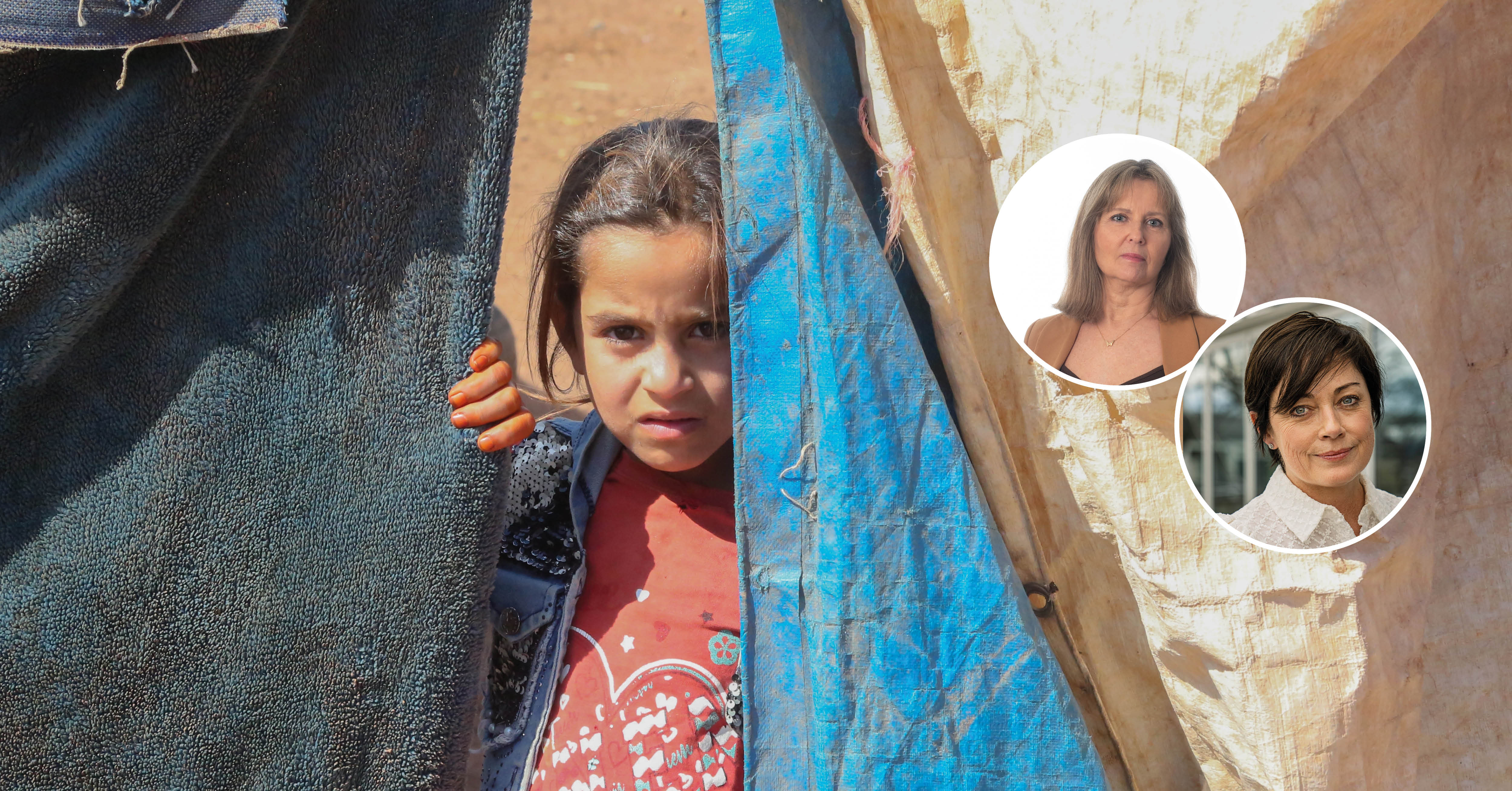 Bilde av barn fra flyktningeleir i Aleppo - ei lita jente ser ut gjennom døra på et provisorisk telt av presenning og tepper.