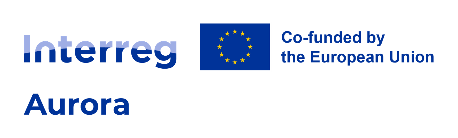 En logo med blå bokstaver og et flagg med gule stjerner på blå bakgrunn.