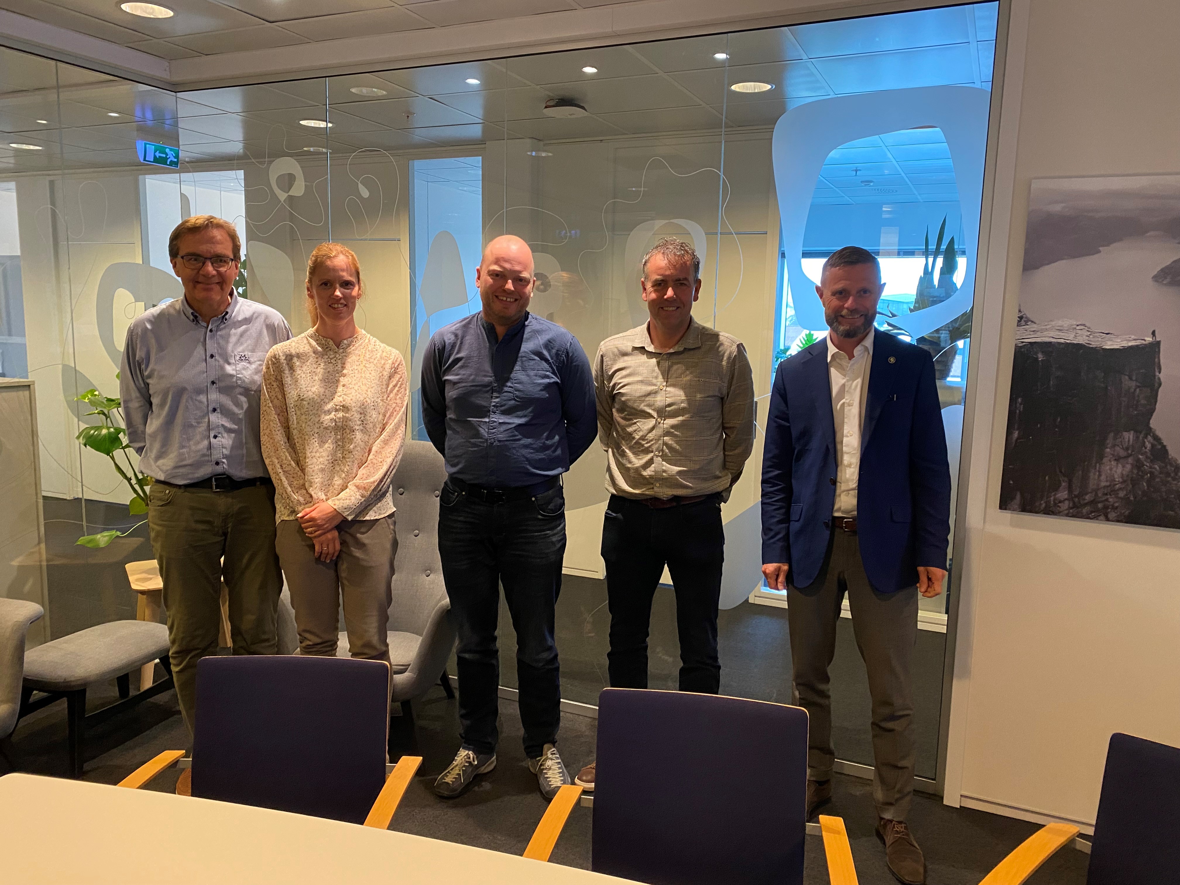 Rogaland bondelag på besøk hjå Statsforvaltaren. Frå venstre: Geir Skadberg, Irene Tjøstheim, Ståle Hustoft, Jon Tore Refve og Bent Høie. Foto: Anfinn Rosnes