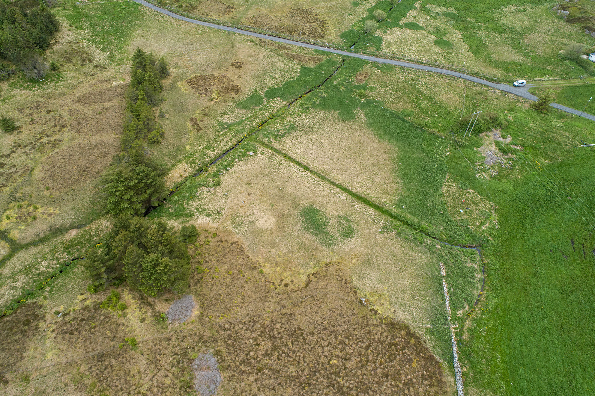 Ei mark sett frå lufta. Tidlegare låg det eit tjern her.