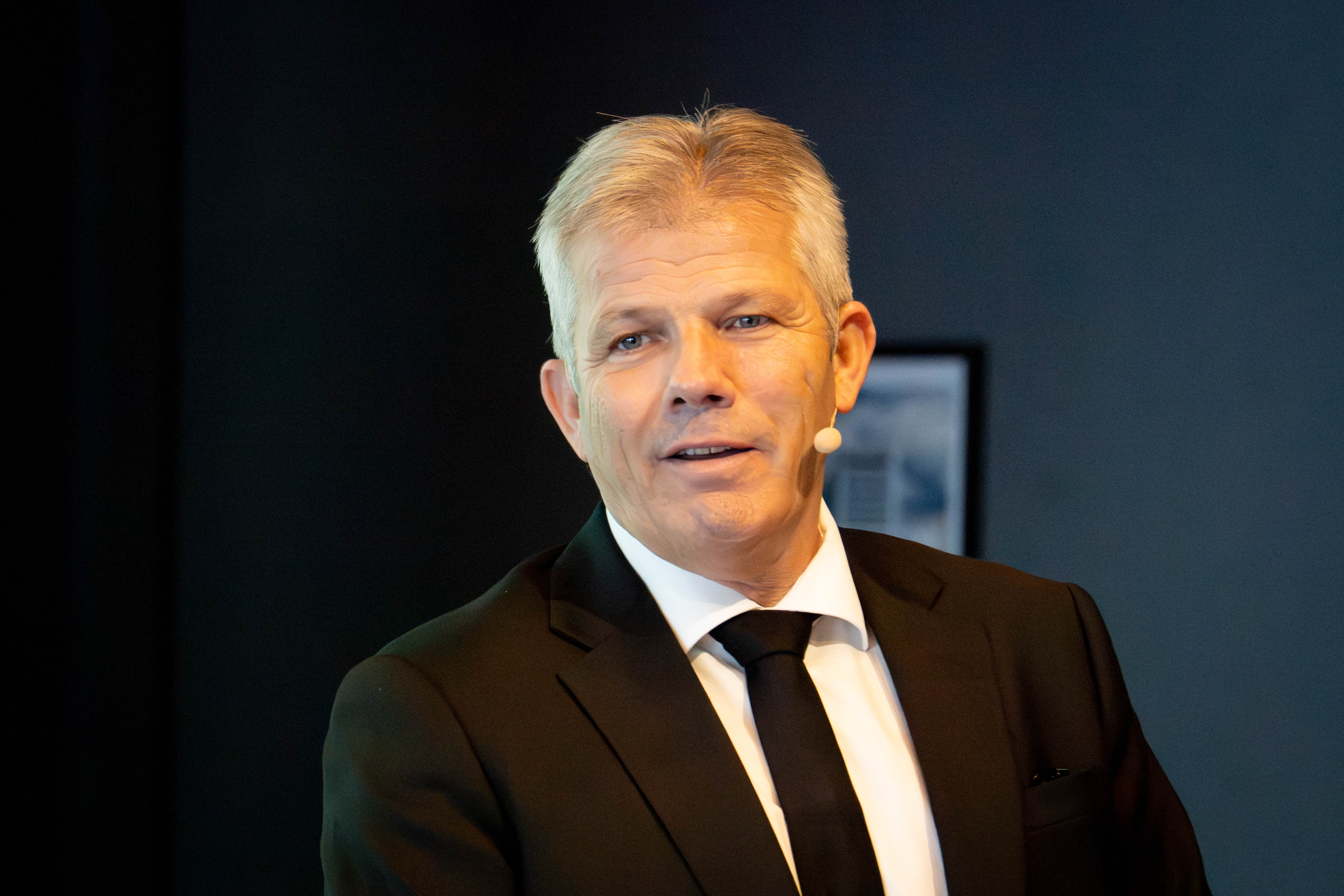 Portrett tett på av en mann. 
