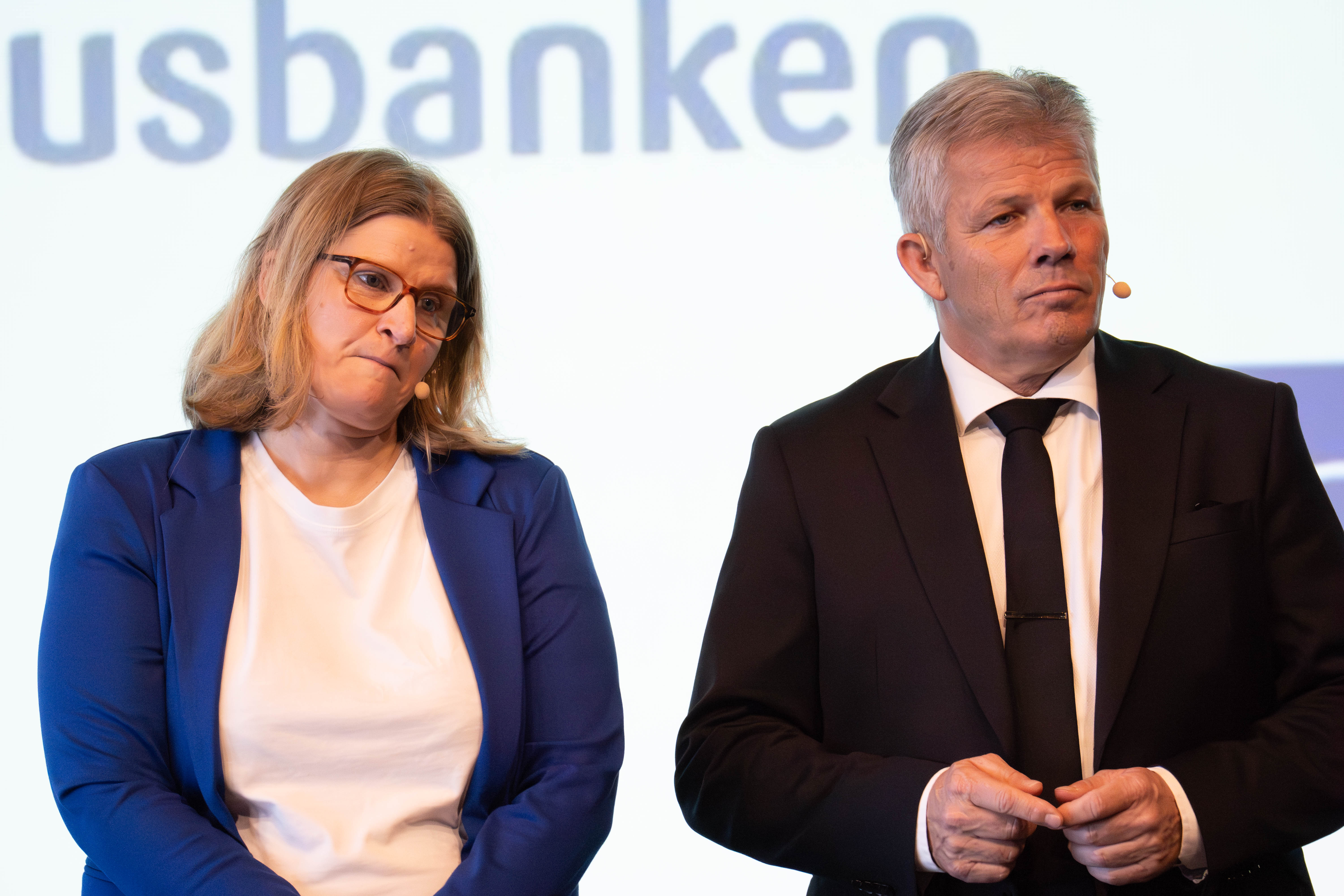 To personer står på en scene, en mann og en dame. 