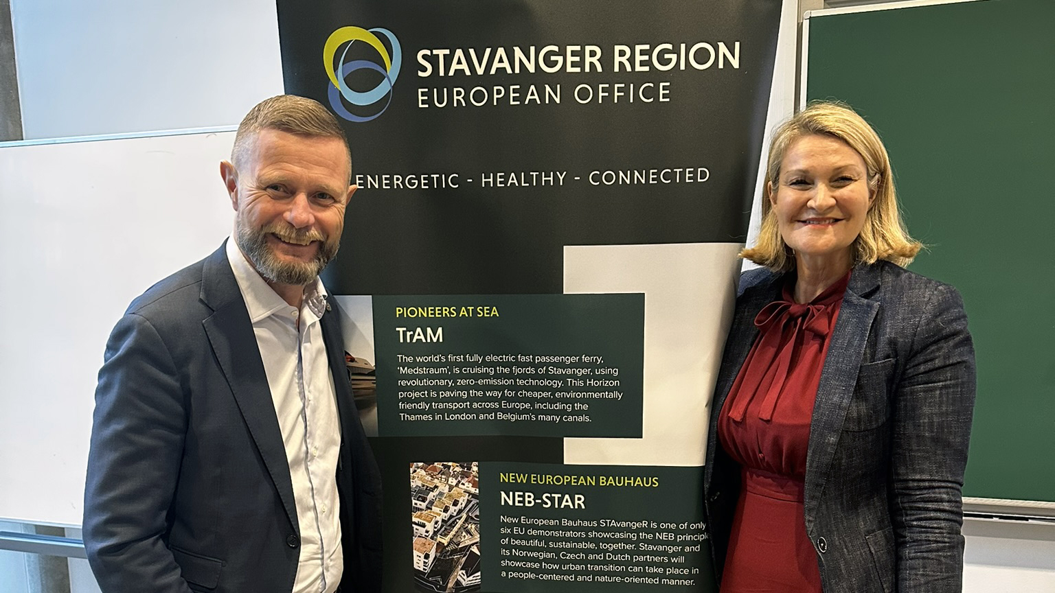 Statsforvalteren i Rogaland er nå medlem i Stavangerregionens Europakontor. F.v. statsforvalter Bent Høie og Runa Monstad, direktør i Stavangerregionens Europakontor.  De står foran er rollup med logoen til Stavangerregionens Europalkontor. 