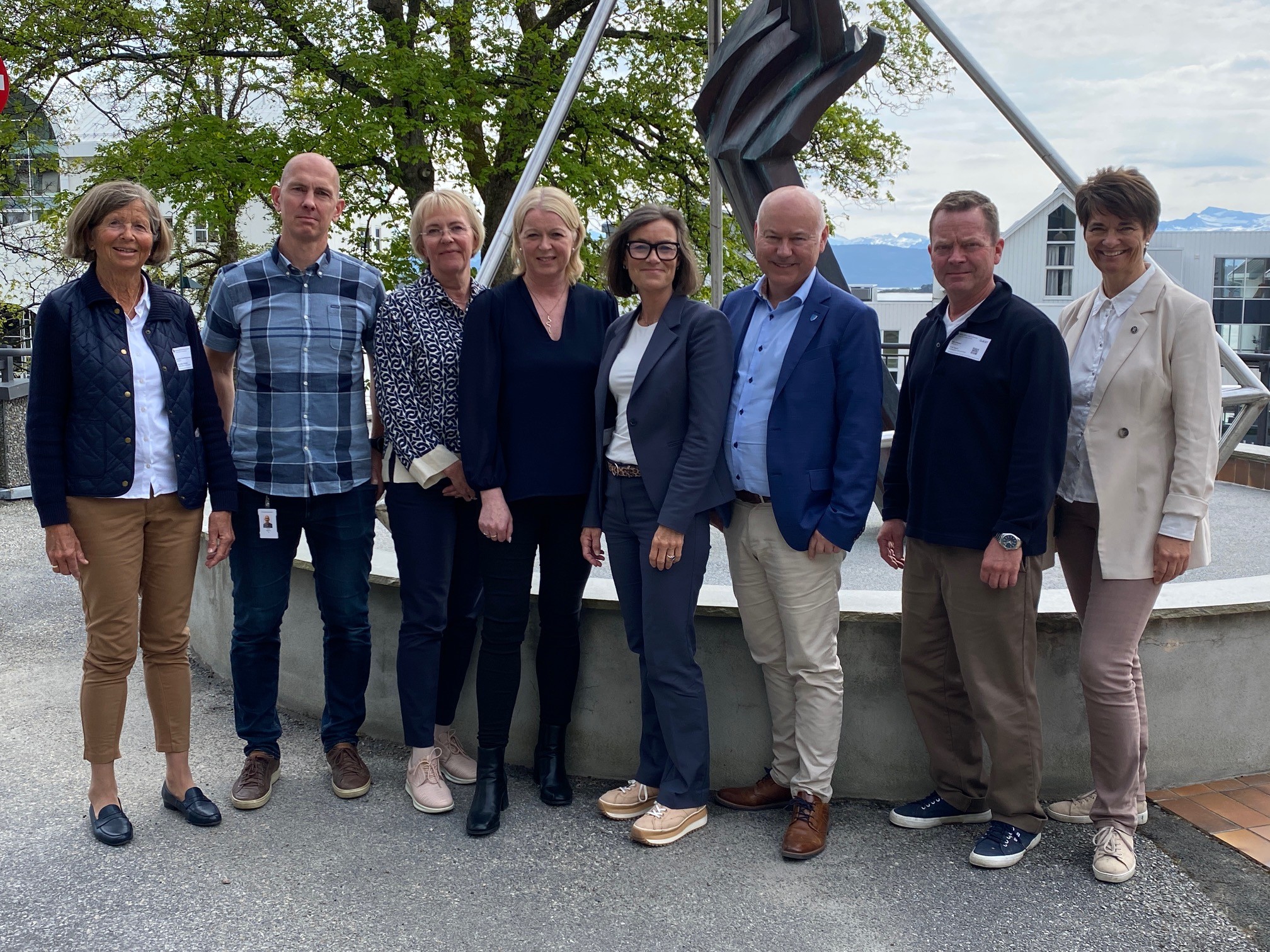 Desse deltok på møtet: Frå venstre, Anne-Sofie Syvertsen, seniorrådgivar i Helsetilsynet, Harald Digernes, spesialrådgivar i KS Møre og Romsdal, Wenche Solheim, leiar av kommunedirektørutvalget i KS Møre og Romsdal, Lene Bjørlo Overå, kommunalsjef helse og omsorg i Giske kommune, Anette Olsen, advokat i KS, Per Are Sørheim, leiar av KS sitt fylkesstyre i Møre og Romsdal, Sjur Lehmann, direktør i Statens Helsetilsynet, Rigmor Brøste, ass. statsforvaltar i Møre og Romsdal.
Underdirektør Grete Teigland frå Statsforvaltaren deltok også på møte.
I tillegg deltok Avdelingsdirektørene Anne Myhr og Vigdis Malt Marøy frå Helsetilsynet i møte på TEAMS. Det same gjorde fylkeslege Karin Müller Mikaelsen. Foto: Statsforvaltaren i Møre og Romsdal. Bilde av dei som deltok på møtet foran Fylkeshuset i Molde.