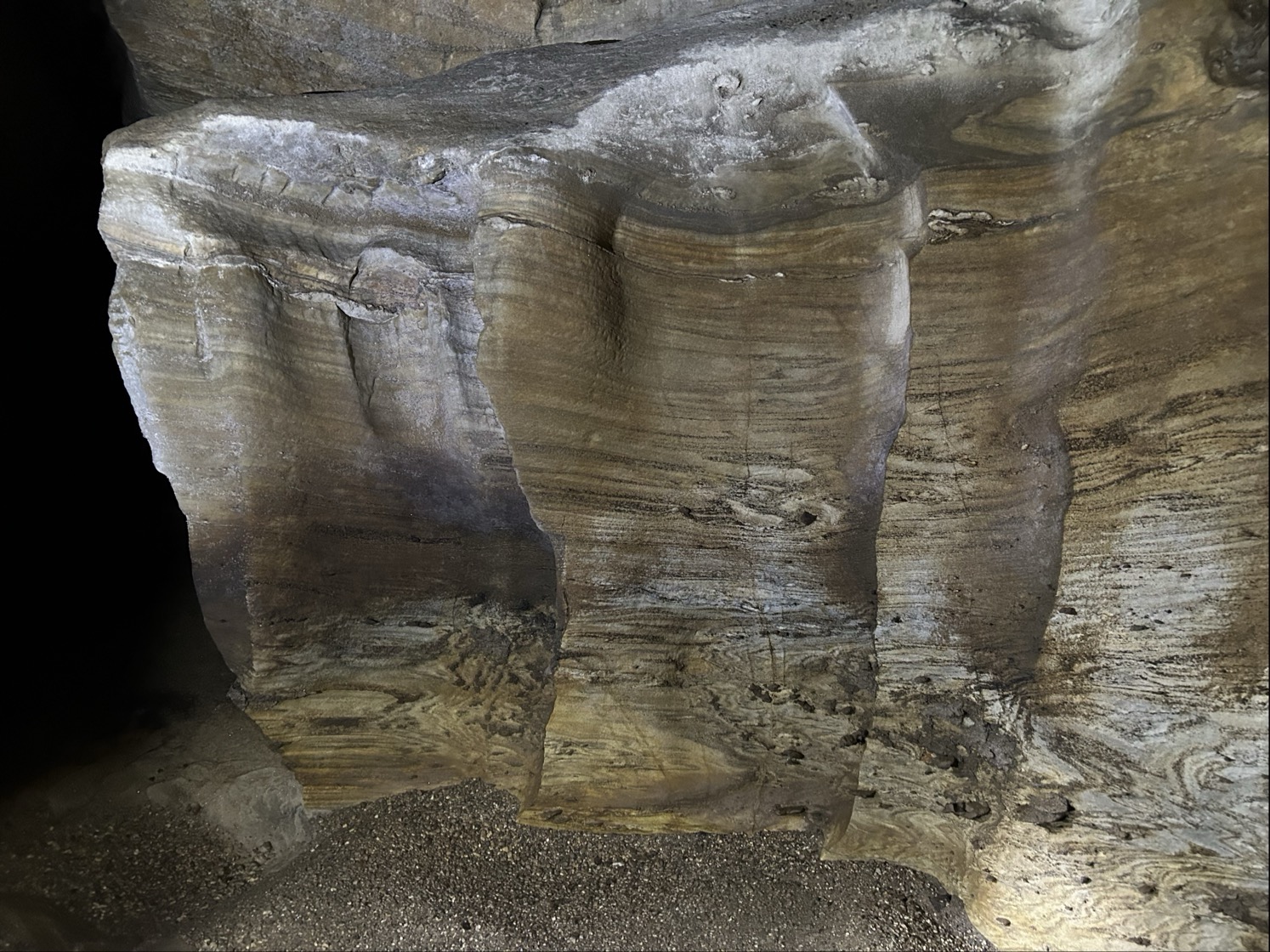 Kalkformasjonar inne i ei grotte