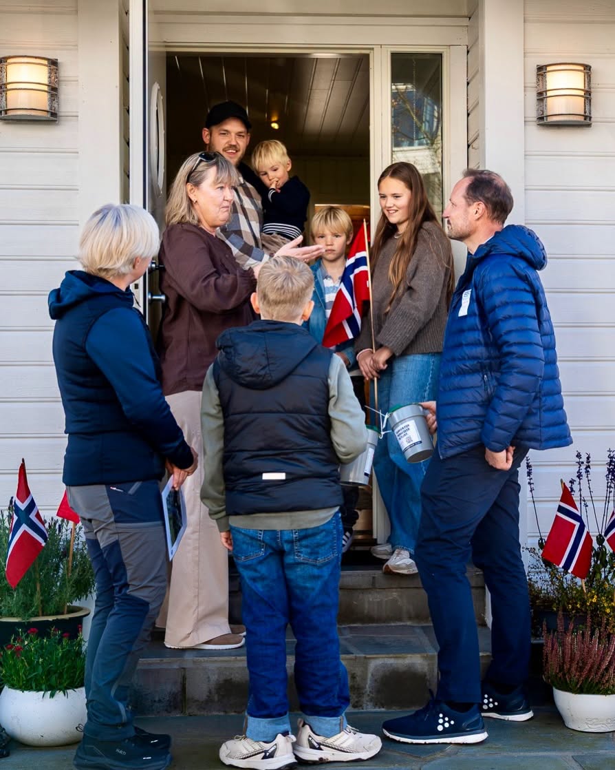 Kong Haakon ringer på døren hos en familie på Kvitsøy under TV-aksjonen.