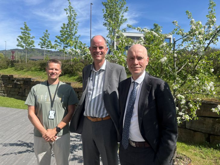 Hans Martin Asskildt, fungerende avdelingsdirektør i Statens vegvesen, Hans Olav Sundfør, ordfører i Lillehammer og Sigurd Tremoen, assisterende statsforvalter hos Statsforvalteren i Innlandet og leder av meklingen
Foto: Silja Lena Løken/Statens vegvesen. Tre menn står oppstilt med grønne trær bag seg.