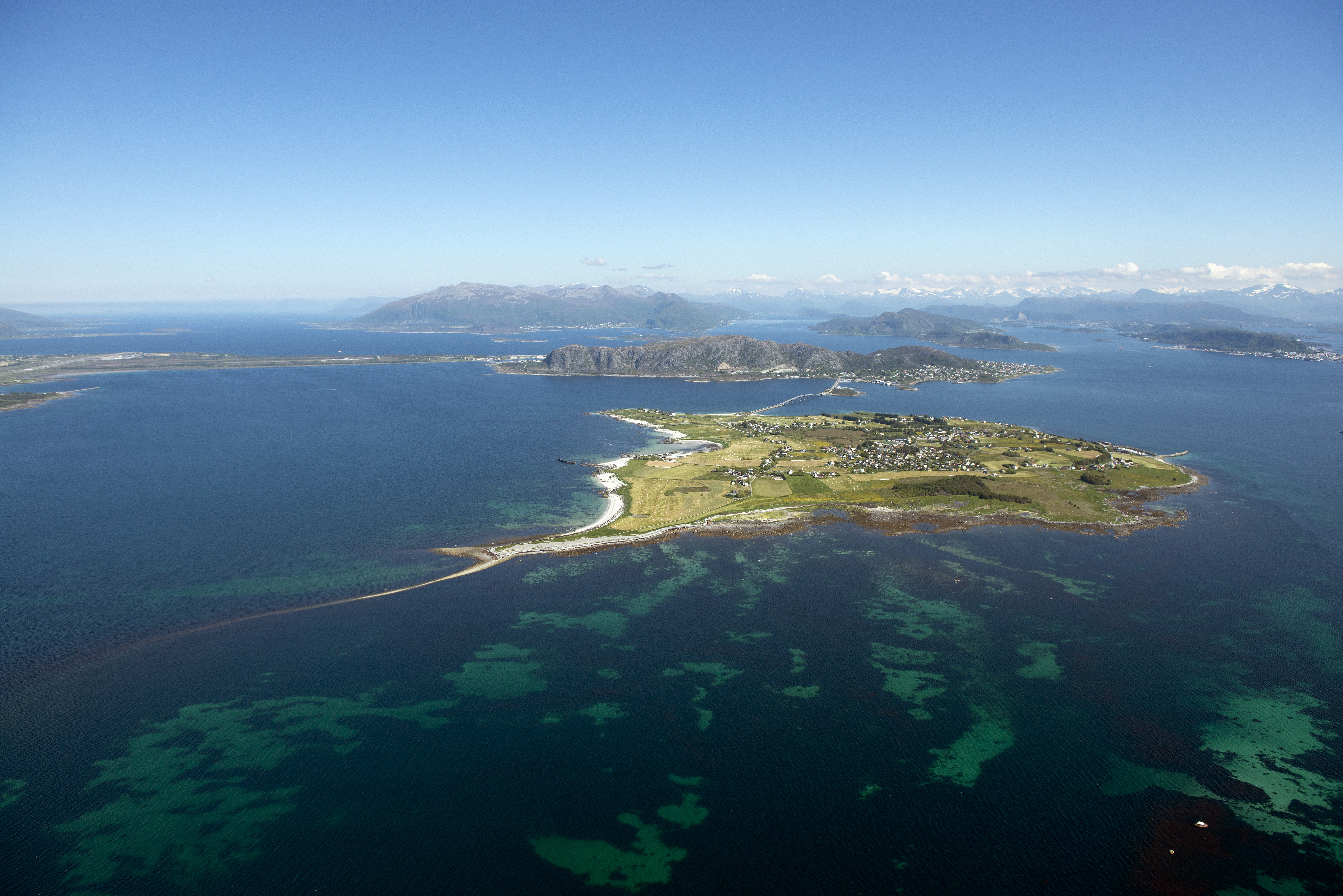 Bilete 2. Flyfoto over Giske med deler av Giskerevet. Foto tatt mot øst. Valderøya og Vigra i bakgrunnen (foto: Fylkesmannen i Møre og Romsdal).