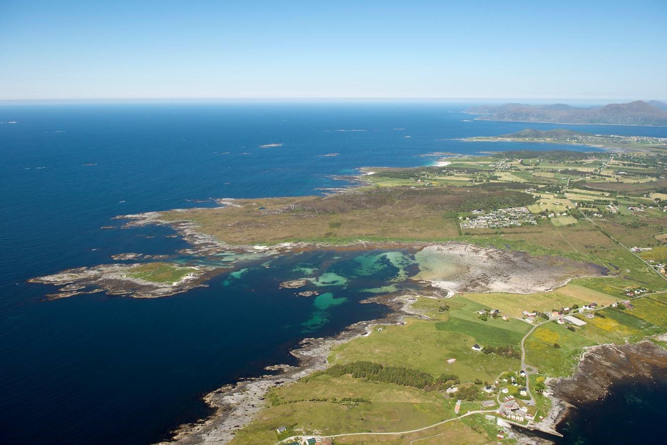 Bilete 4. Flyfoto over Synnesvågen tatt mot nordøst (foto: Fylkesmannen i Møre og Romsdal).