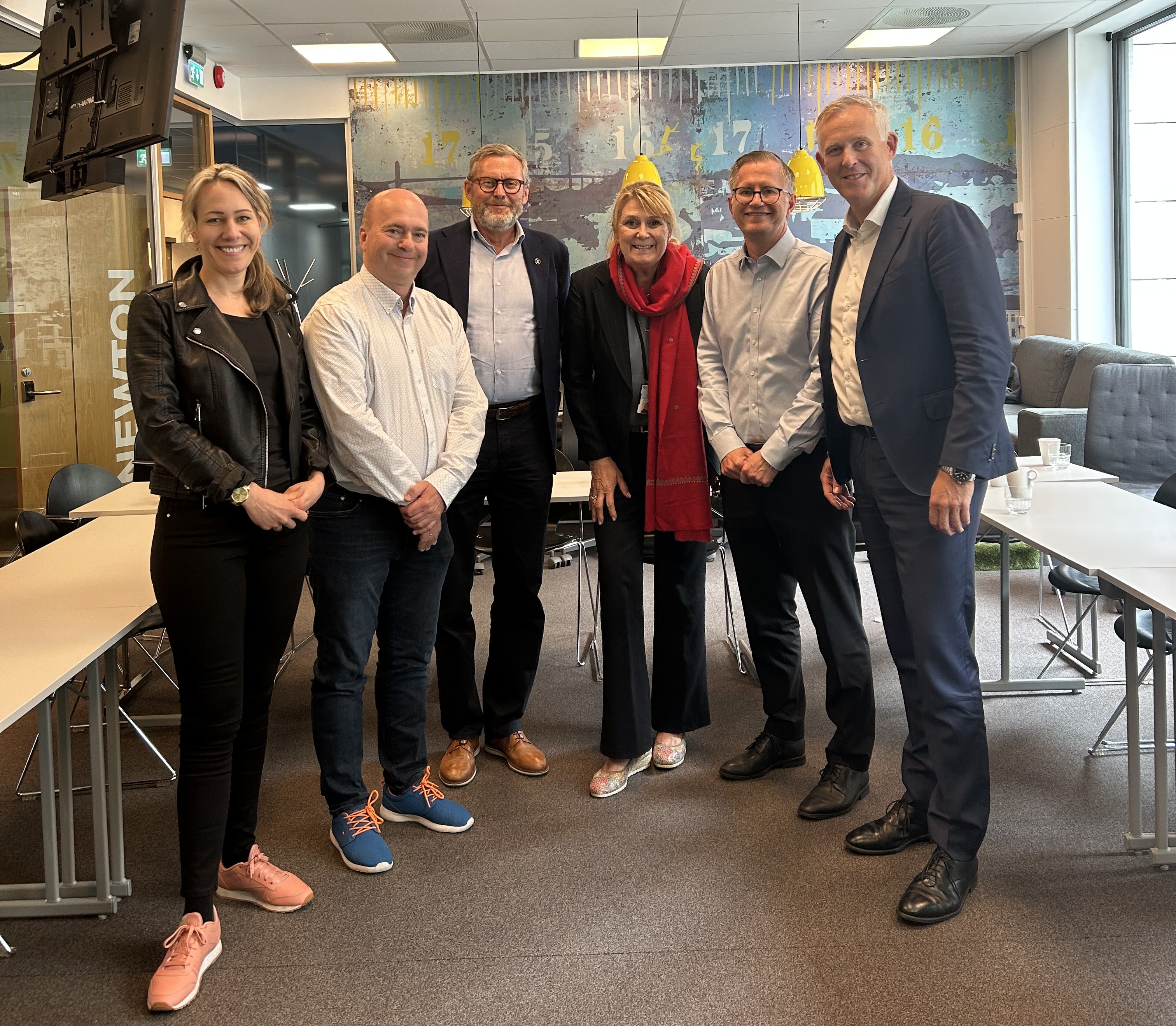 Fra venstre: varaordfører Inger Brokka de Ruiter, opposisjonsleder Anders Kylland, ass. statsforvalter Knut Berg, statsforvalter Gina Lund, ordfører Robert C. Nordli og kommunedirektør Børge Toft.