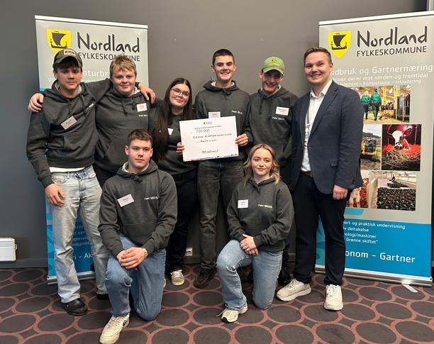 Ungdom med mørke hettegensere står sammen med en mann i blazer.