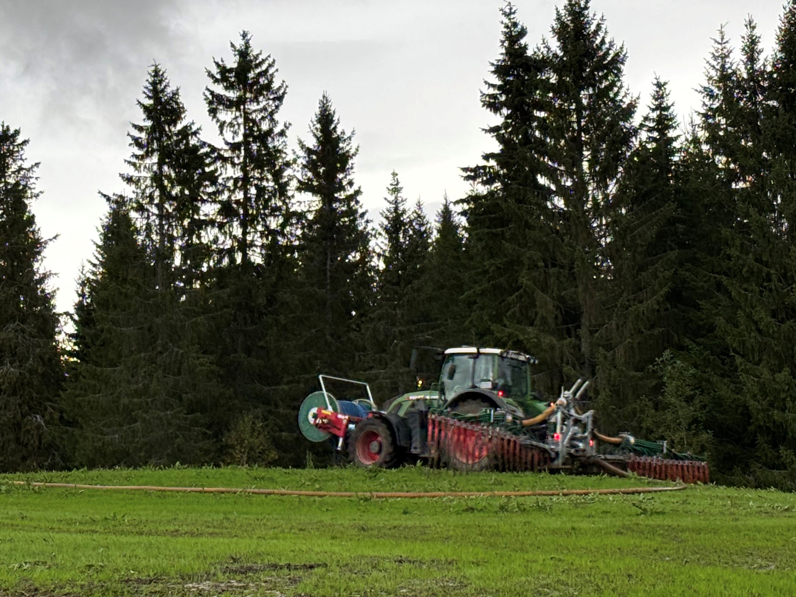 Traktor som sprer husdyrgjødsel