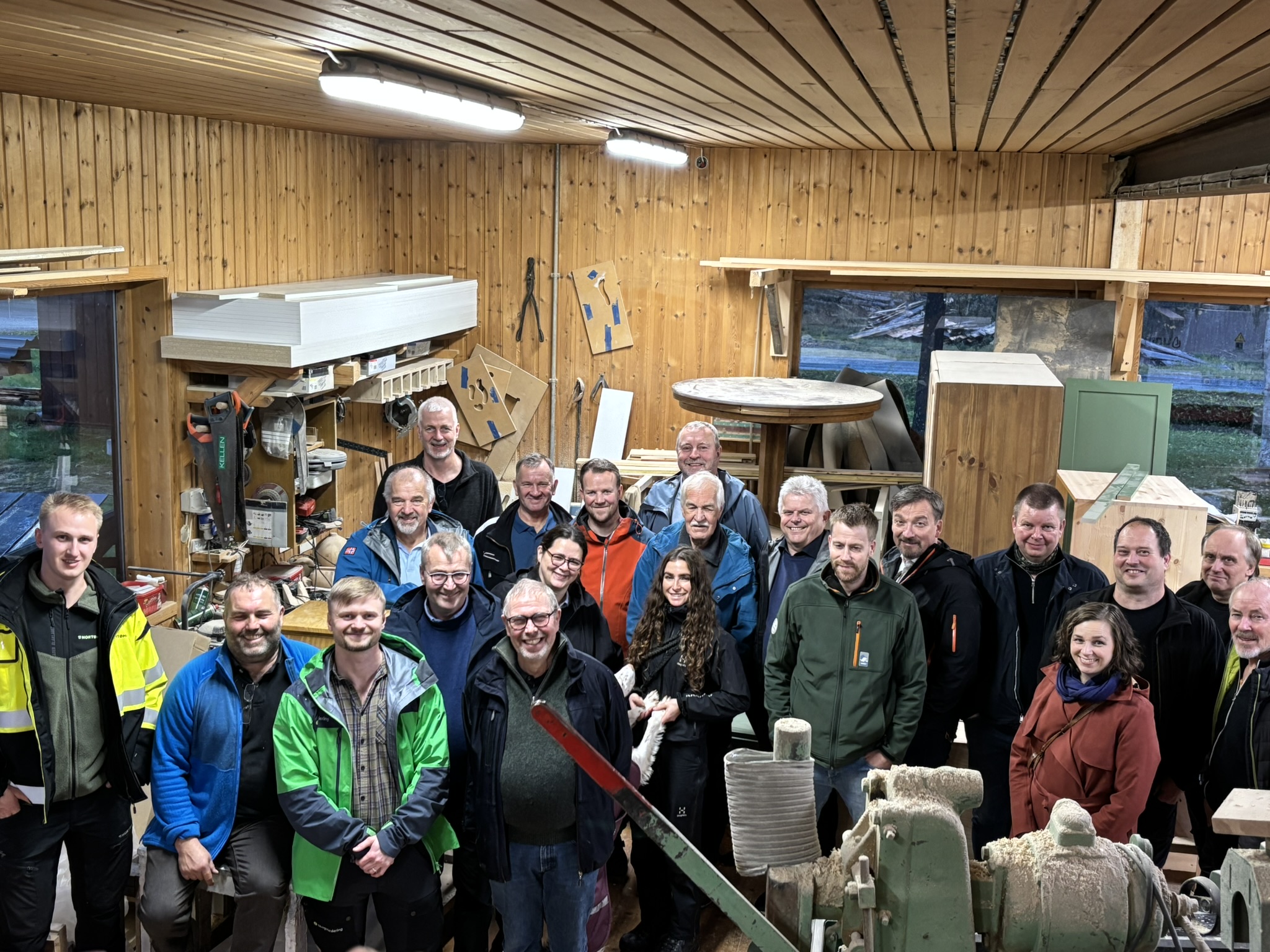 Foto: Ingvill Bang / Statsforvalteren i Nordland. En gruppe av kvinner og menn innendørs et produksjonslokale.