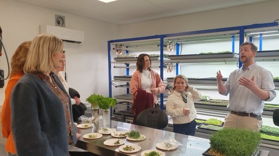 Landbruks- og matministeren Sandra Borch og statssekretær Wenche Westberg fikk omvisning av Bjørn Heller i Lille Blad. Landbruksdirektør Nina Glomsrud Saxrud (til venstre) følger med. Foto: Ingrid Guren. Personer som snakker sammen i bedriften Lille Blad