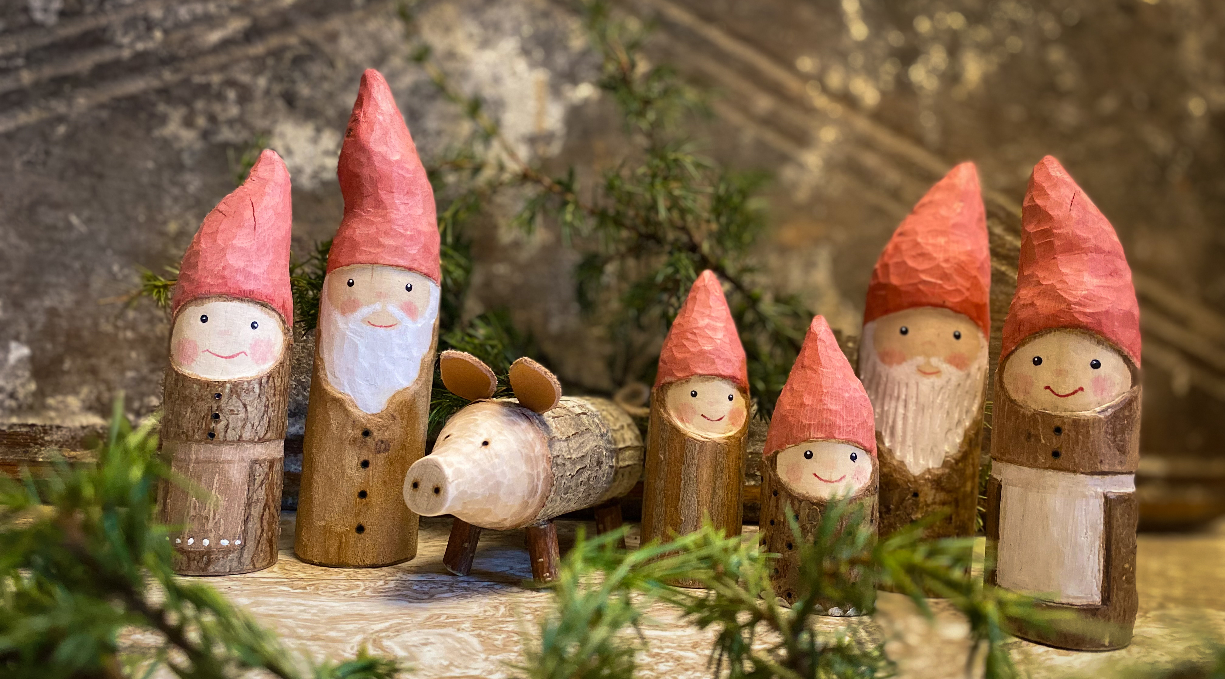 Julenisser laget i tre