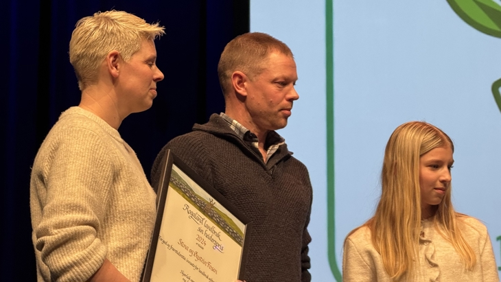 Vinnarar av Bedriftsutviklingsprisen i landbruket for 2024; Stina og Øystein Fosen. Foto: Statsforvaltaren i Rogaland. Vinnarar av Bedriftsutviklingsprisen i landbruket for 2024; Stina og Øystein Fosen.